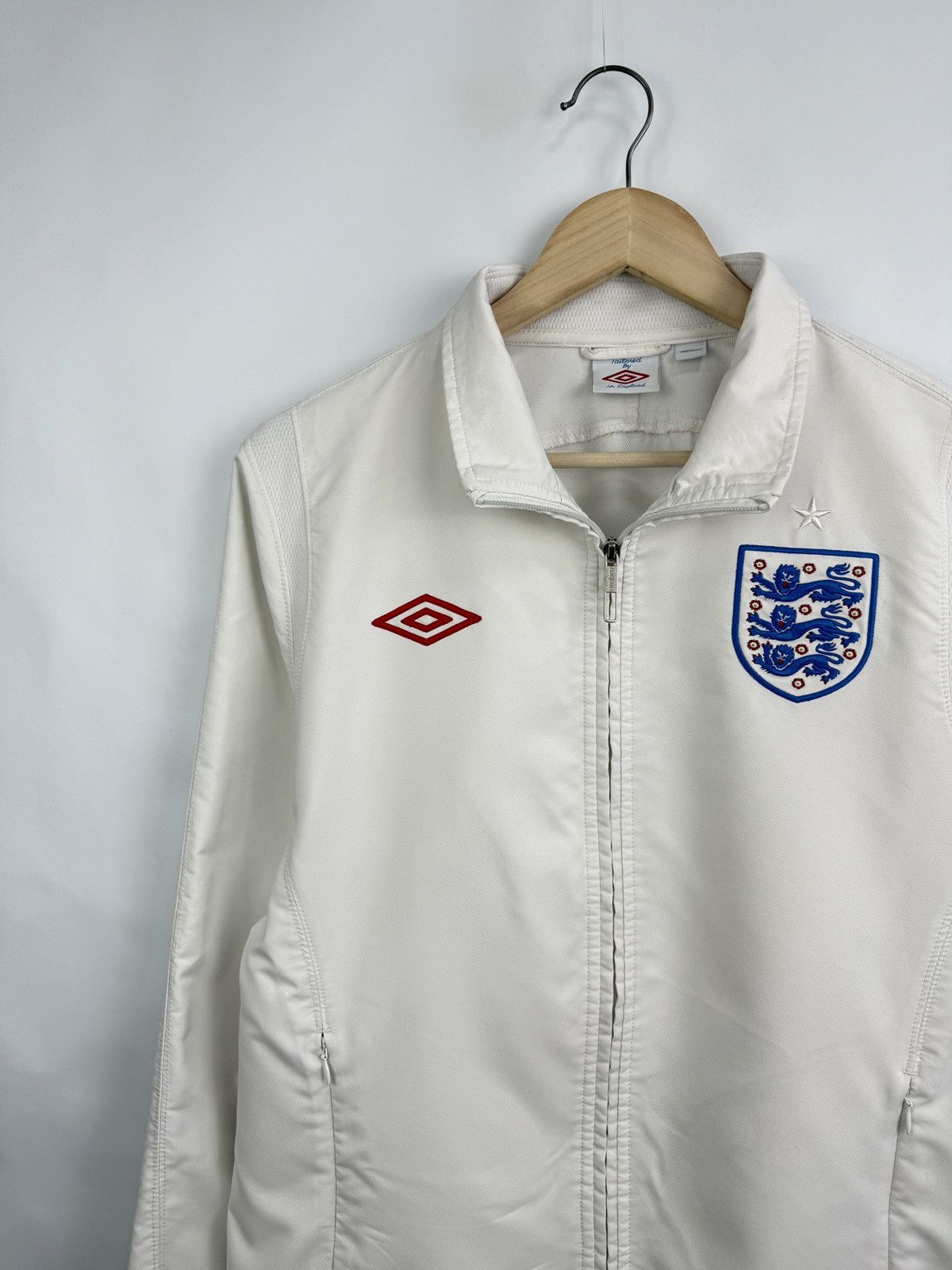 Umbro 🏴󠁧󠁢󠁥󠁮󠁧󠁿 2012 England Umbro Soccer Training Jacket Rare Retro Y2K Size US M / EU 48-50 / 2 - 3 Thumbnail