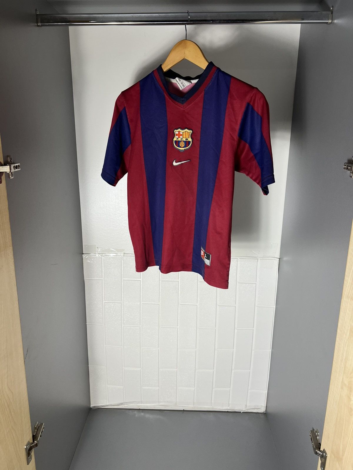 Nike VINTAGE NIKE FC BARCELONA SPAIN SOCCER JERSEY RETRO Y2K 90s Size US XS / EU 42 / 0 - 2 Thumbnail