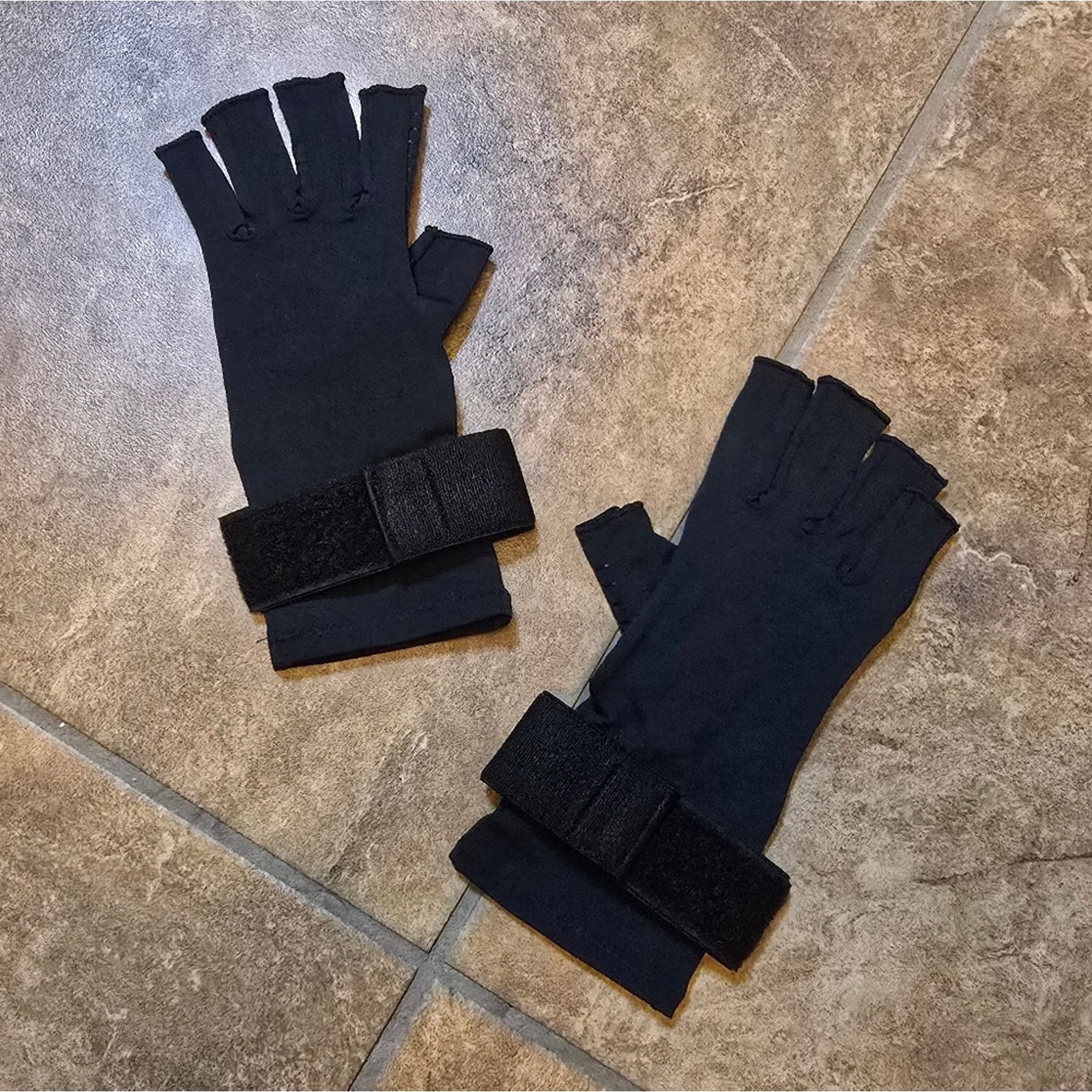 Other Black Fitted Athletic Fingerless Glove Size ONE SIZE - 1 Thumbnail