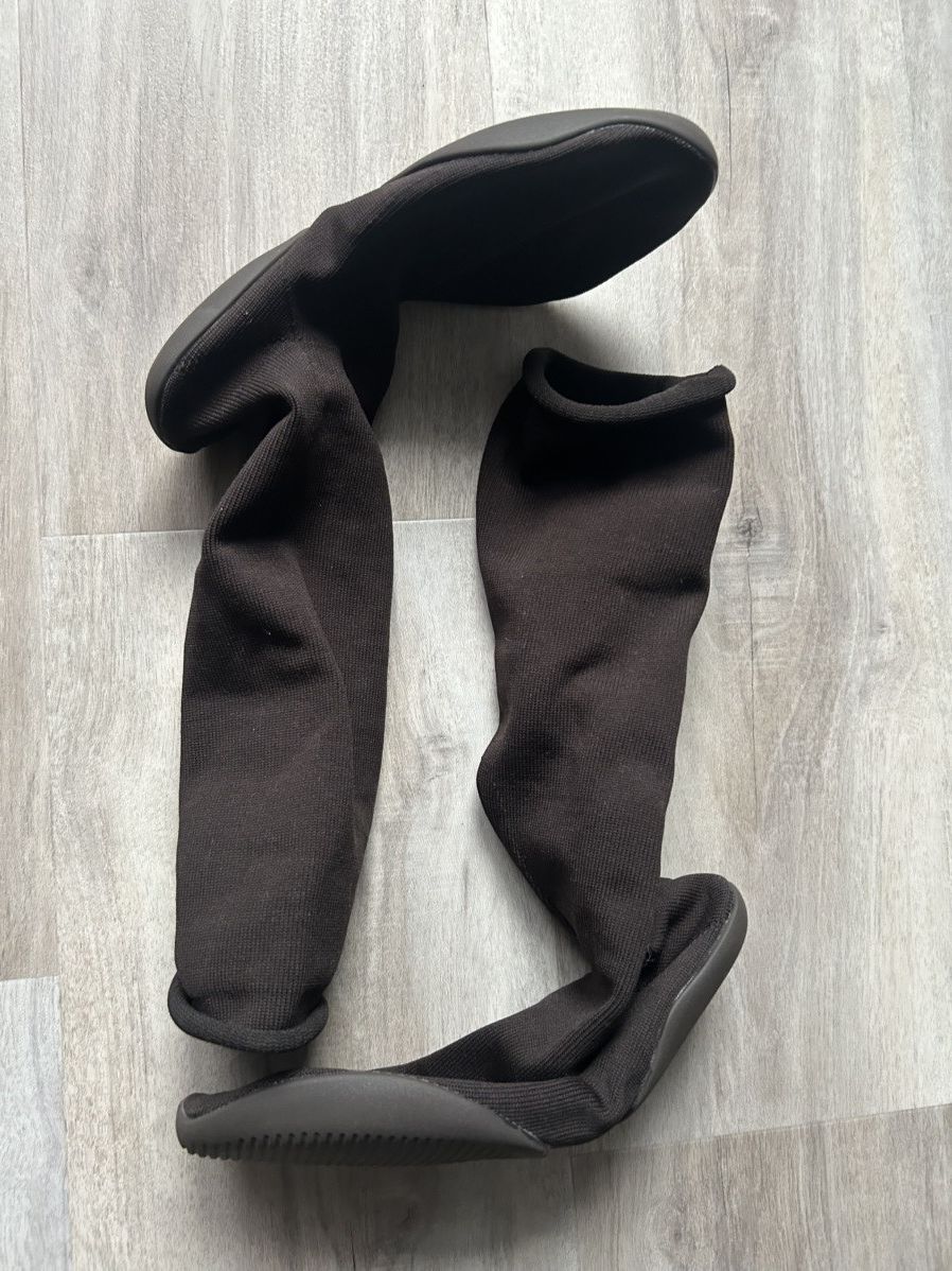 Yeezy Yeezy Pods Mocha Size US 9 / EU 42 - 2 Thumbnail