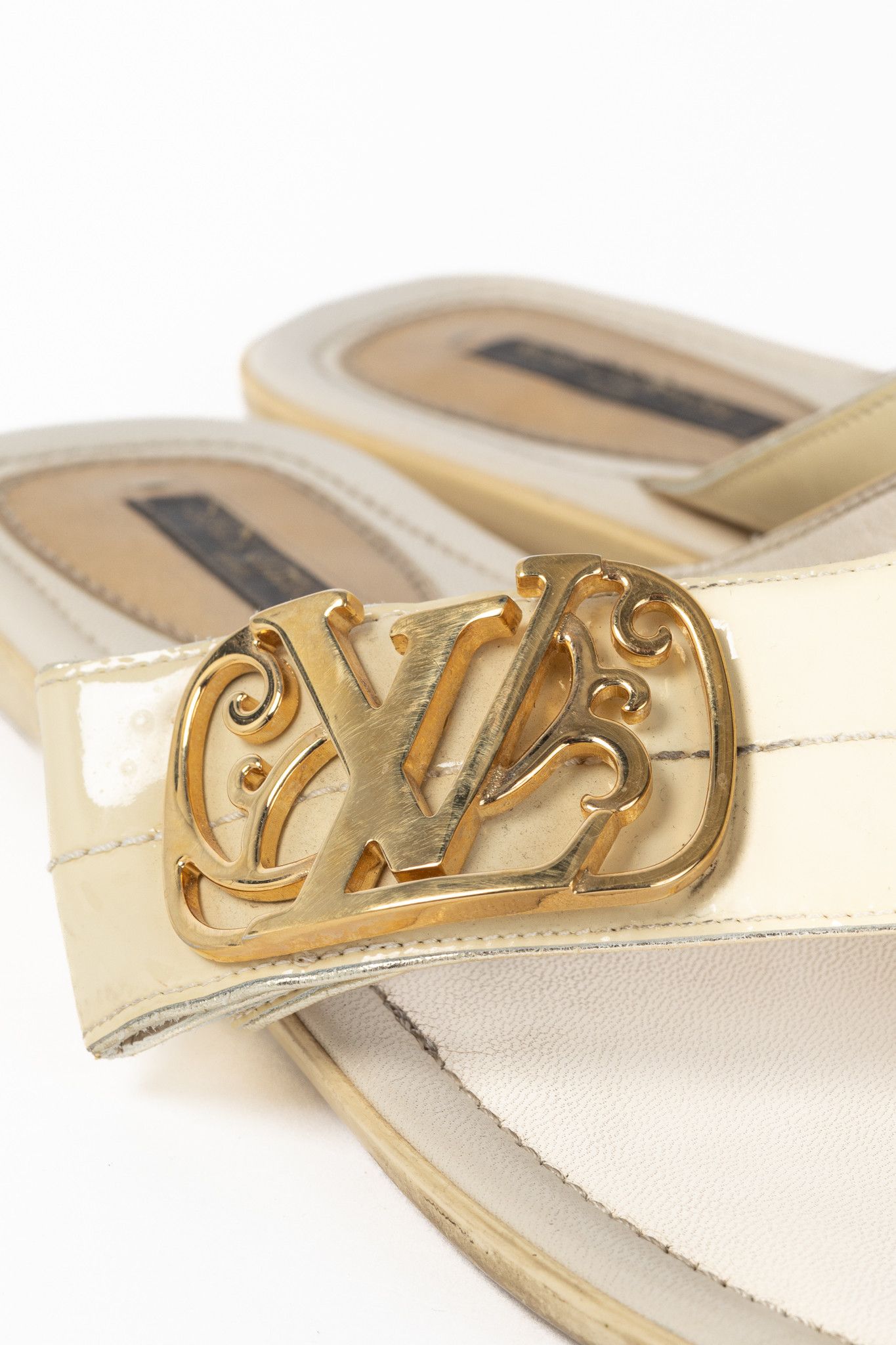 Louis Vuitton Louis Vuitton Zoé Blanc Patent-Leather LV Flat Thong Sandals Size US 8 / IT 38 - 7 Thumbnail