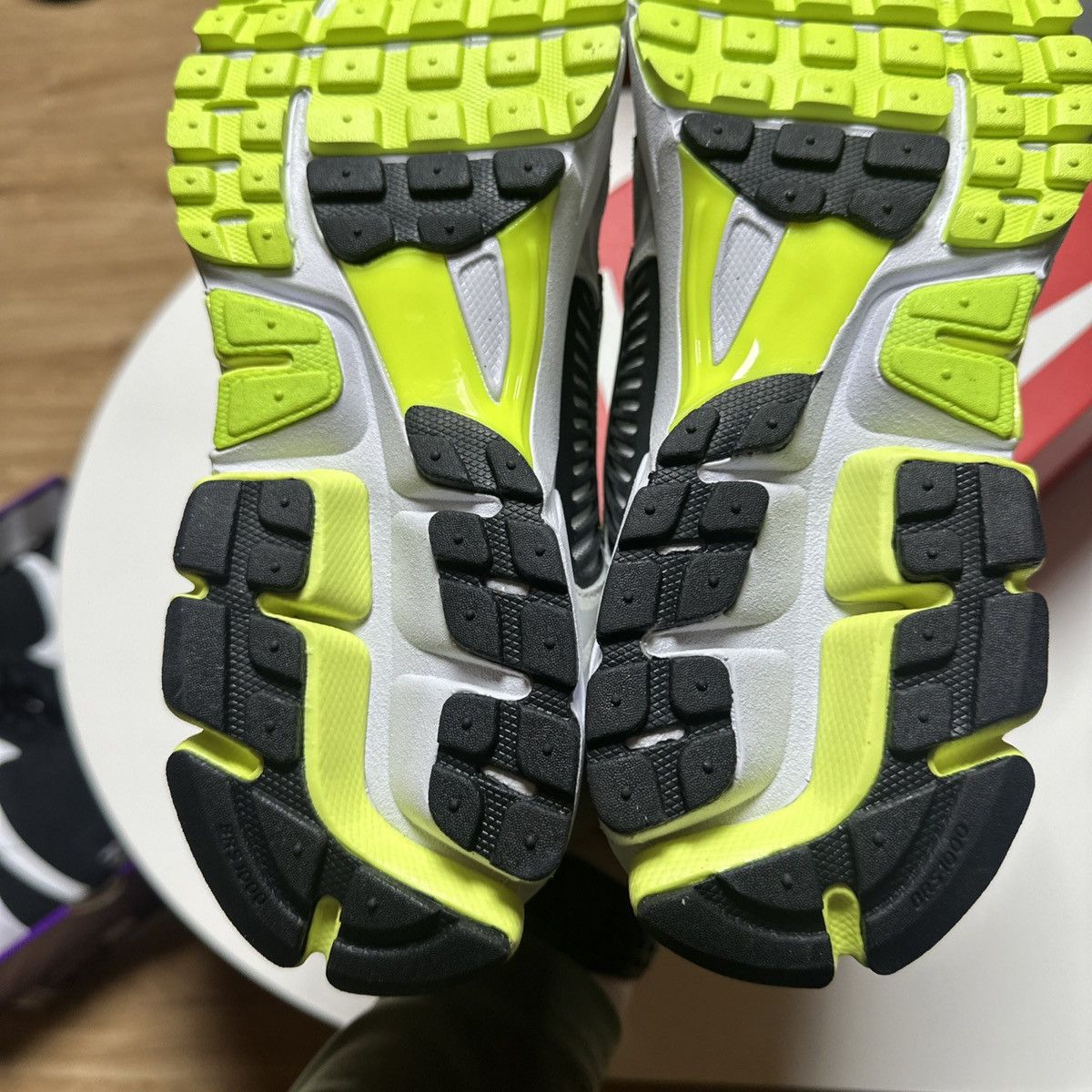 Nike *NEW* SZ 10.5 MENS, 12 WMNSN VOMERO 5 LIFE LIME VOLT/ NEON Size US 10.5 / EU 43-44 - 9 Thumbnail