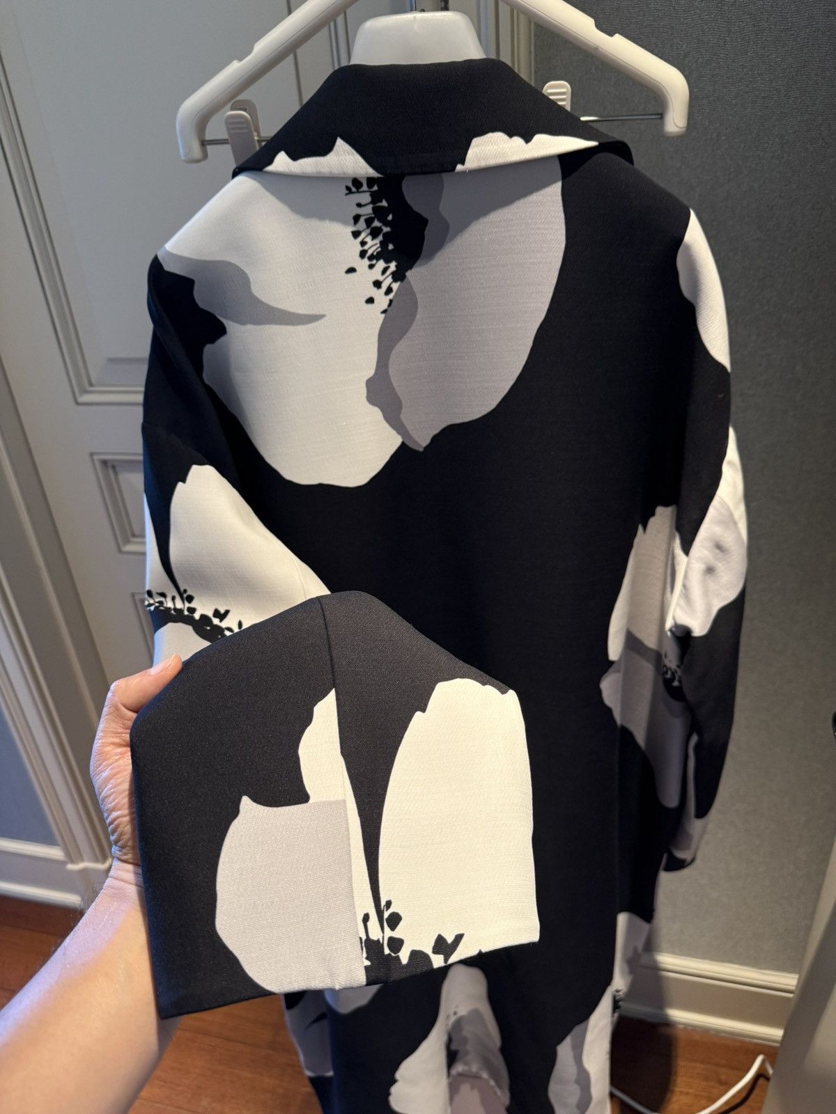 Valentino Flower portrait overcoat size 46 Size US S / EU 44-46 / 1 - 13 Thumbnail