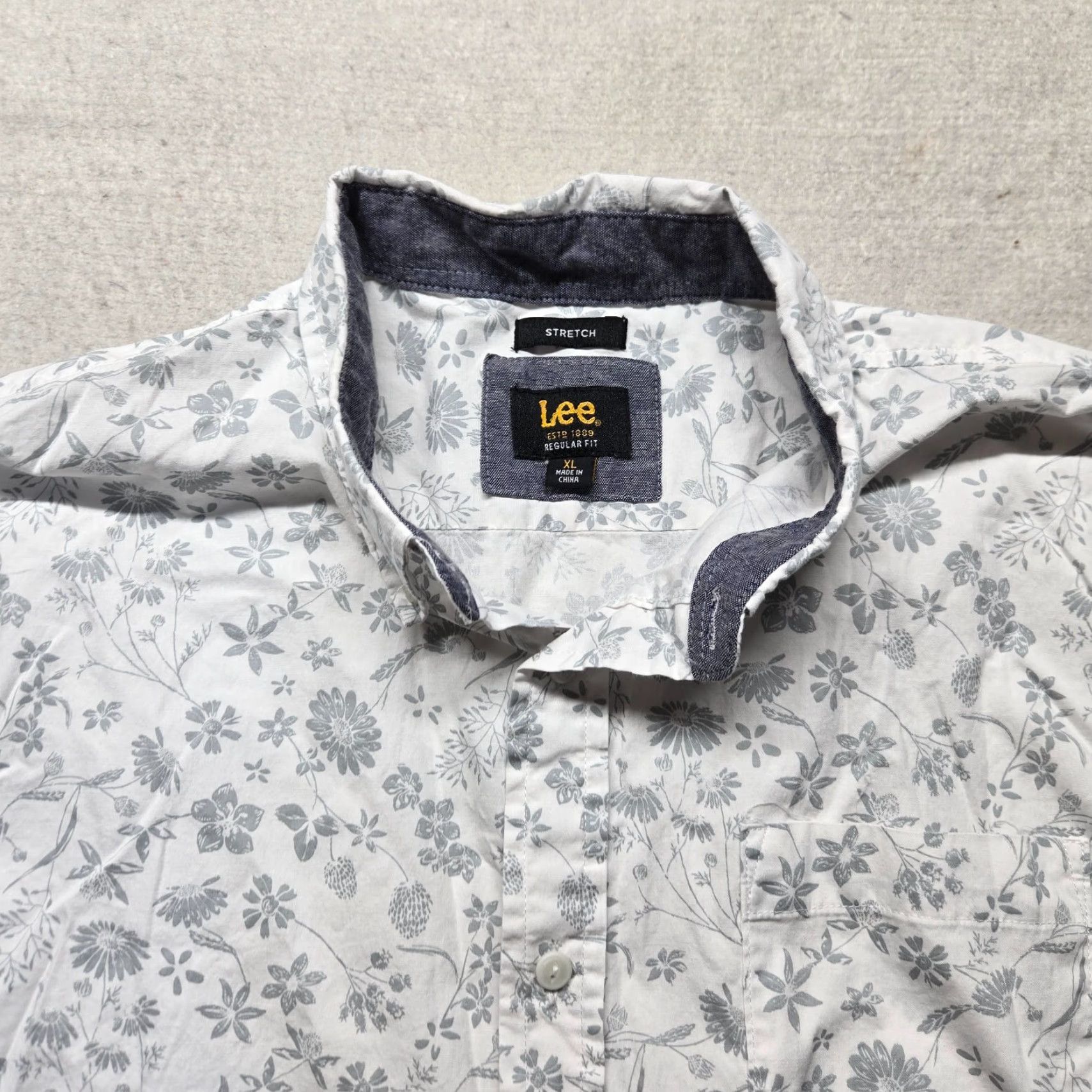 Lee Lee Shirt Mens XL Gray Floral Button-Up Short Sleeve Hawaiian style, Flower, 90s? Size US XL / EU 56 / 4 - 2 Thumbnail