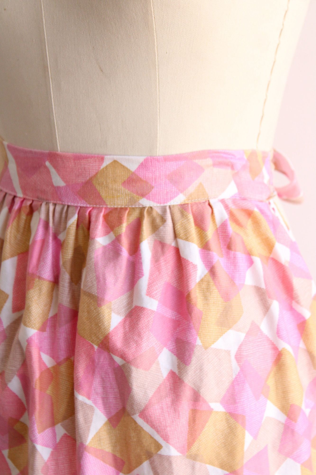 Vintage Vintage 1960s Apron With Pocket, Pink and Yellow Geometric P Size ONE SIZE - 9 Thumbnail