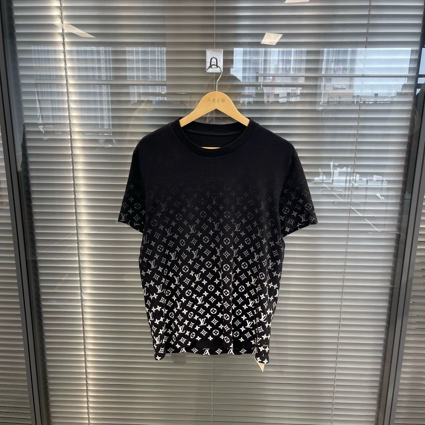 Louis Vuitton Louis Vuitton Gradient Monogram SS Tee M 99 New No Tag Size US M / EU 48-50 / 2 - 1 Thumbnail