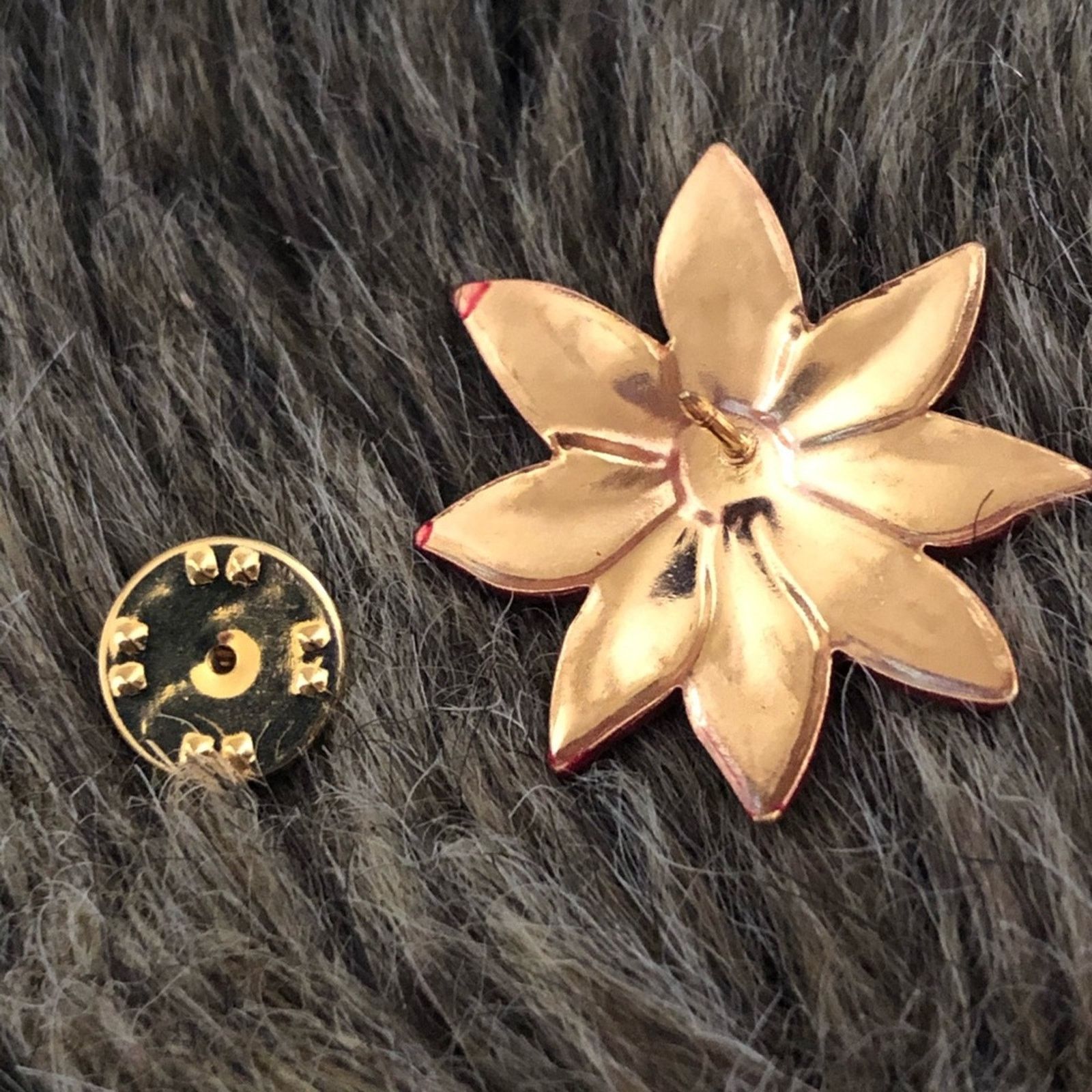Vintage Vintage poinsettia painted metal Tac pin brooch Size ONE SIZE - 3 Thumbnail