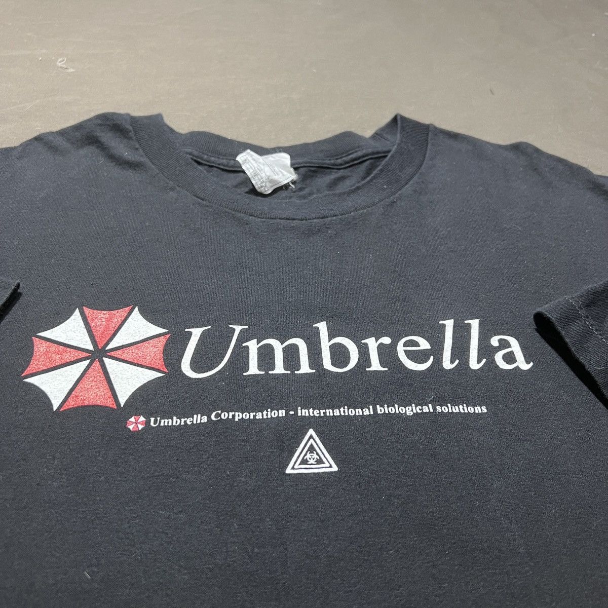 The Game Vintage Y2K Umbrella Corp RESIDENT EVIL Capcom Biohazard 2XL Size US XXL / EU 58 / 5 - 1 Thumbnail