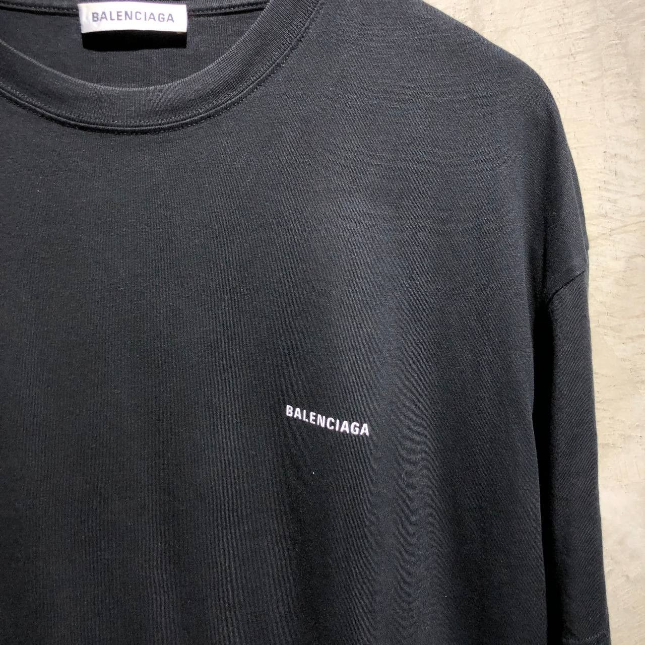 Balenciaga Balenciaga spell out small logo tee Size US L / EU 52-54 / 3 - 3 Thumbnail