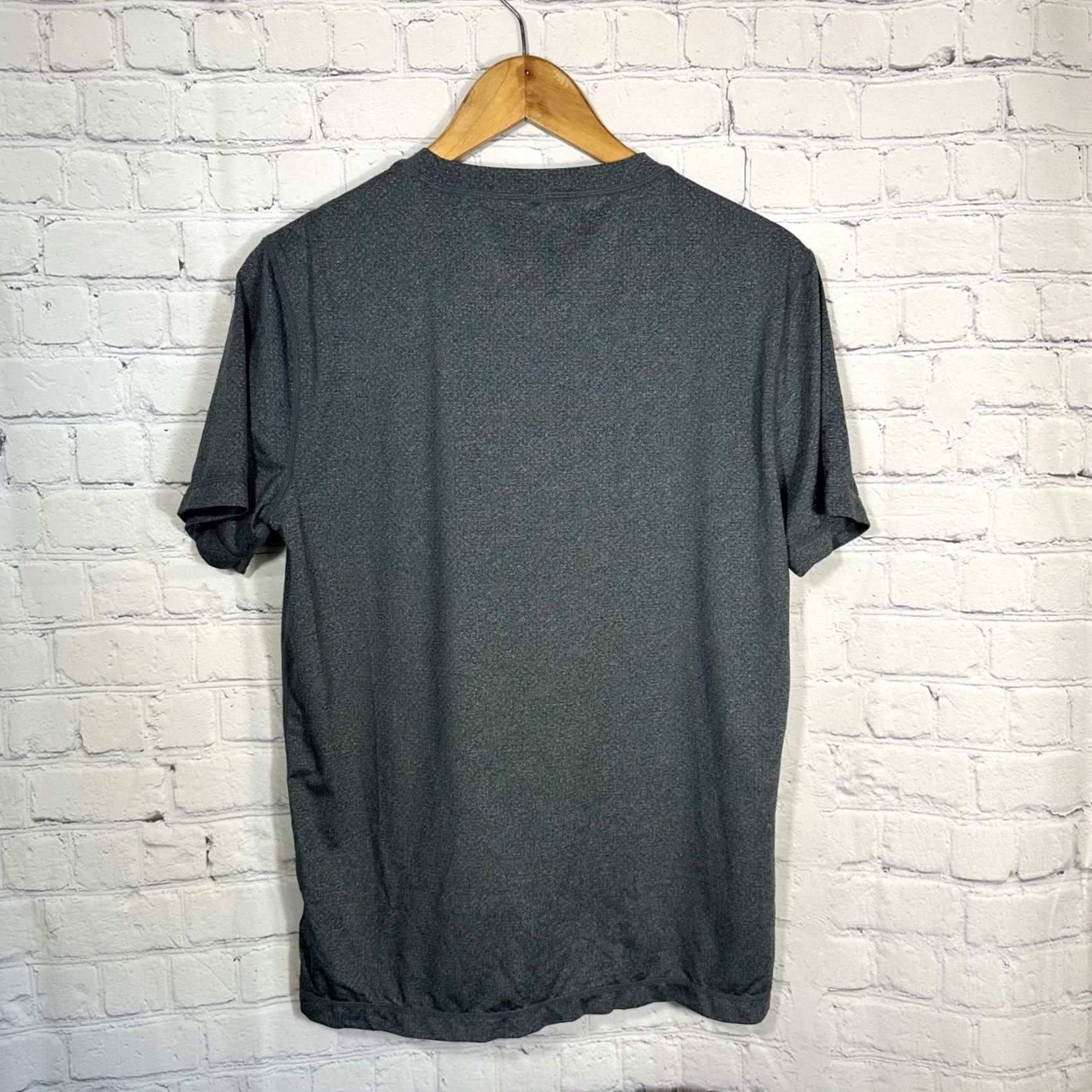 Vuori Vuori Tradewind Performance T-Shirt Mens Small Charcoal Heather Gray Pocket V109 Size US S / EU 44-46 / 1 - 4 Thumbnail