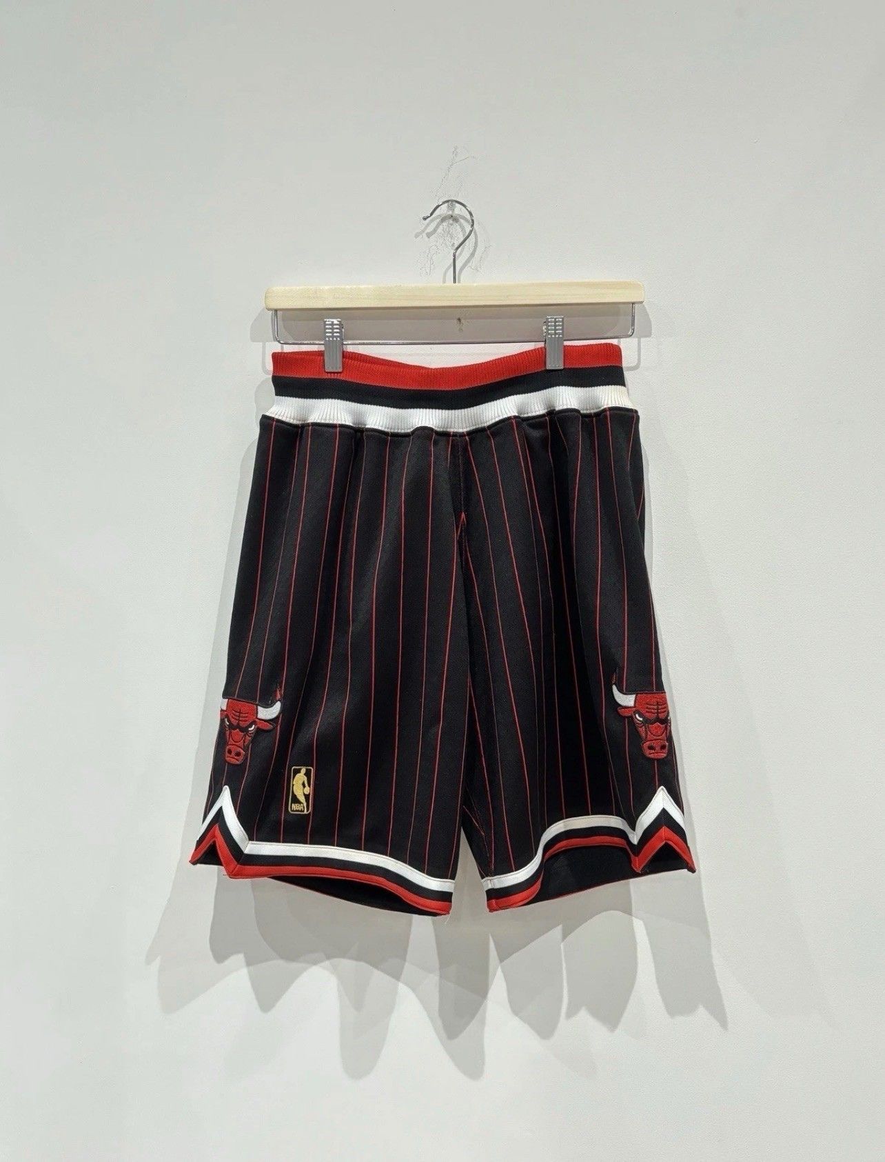 Other Mitchell & Ness 1996-97 Chicago Bulls Shorts Size US 30 / EU 46 - 1 Thumbnail