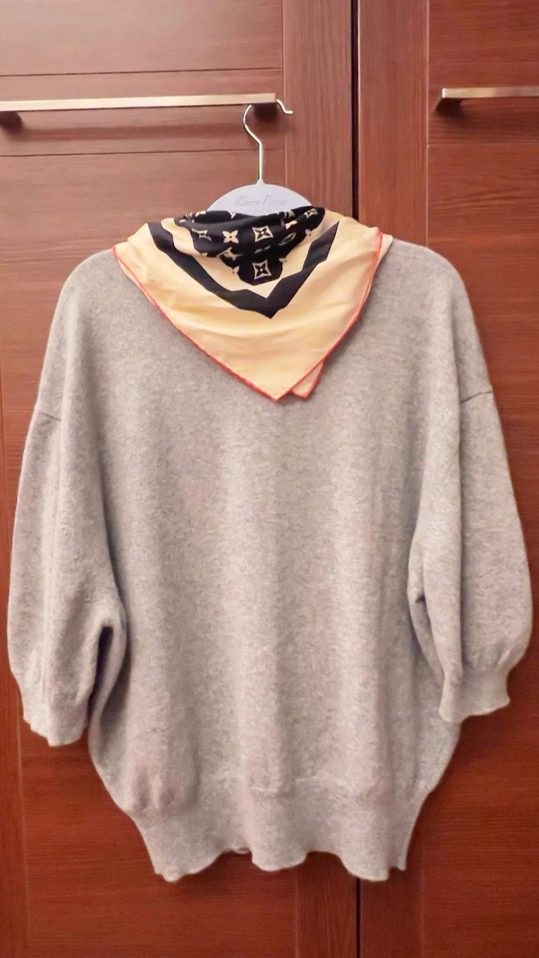Louis Vuitton LV Gray Cashmere Short-Sleeve Oversized S Unworn Sweater Size S / US 4 / IT 40 - 2 Thumbnail