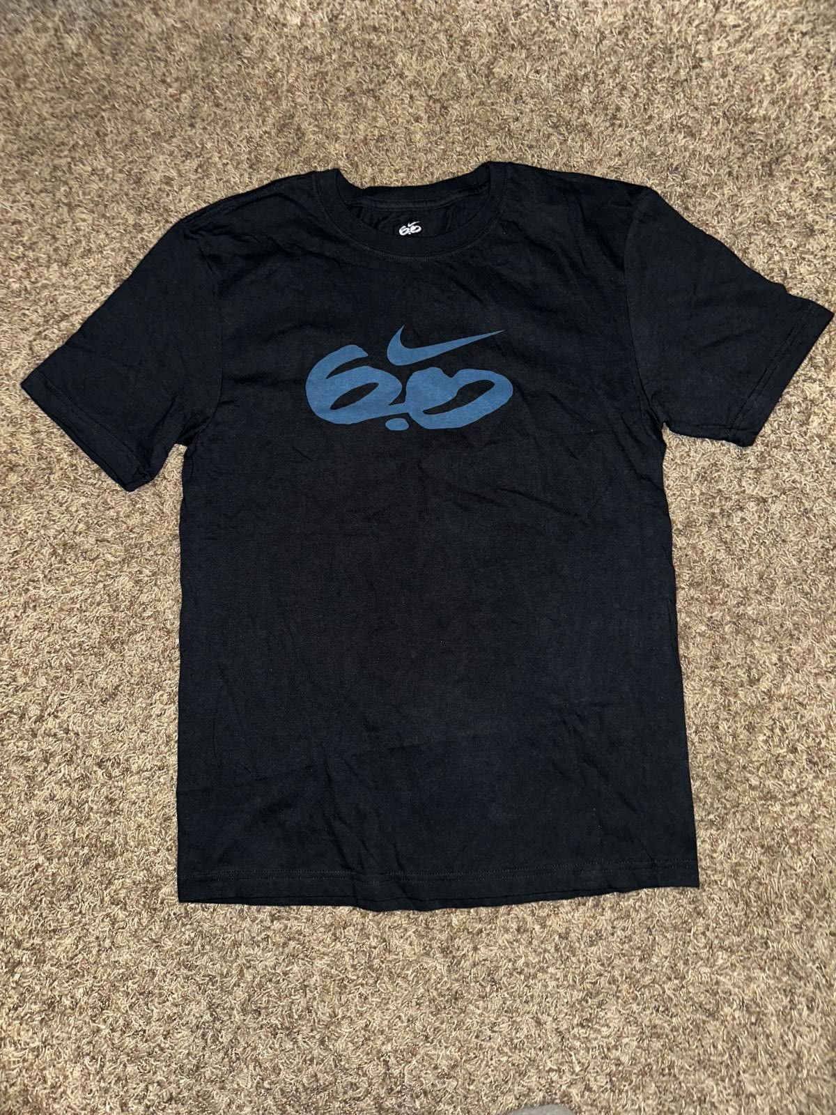 Nike Nike Men’s 6.0 Logo Black/Blue T-Shirt Size US M / EU 48-50 / 2 - 1 Thumbnail
