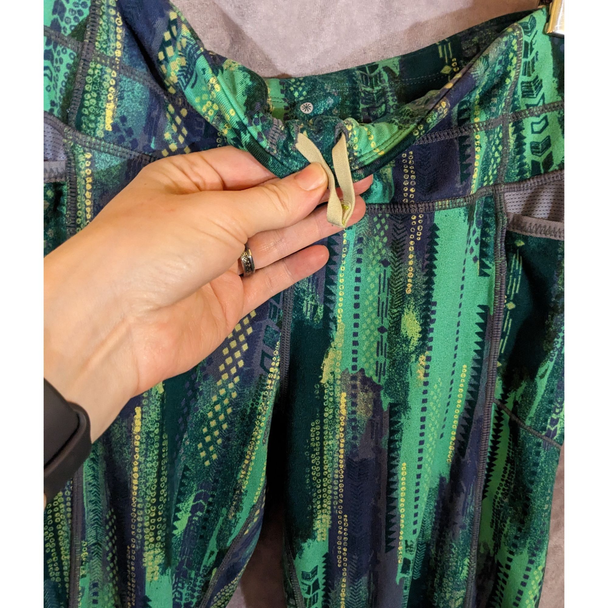 Athleta Athleta Green Abstract Print Capri Leggings With Pockets Siz Size 29" - 6 Thumbnail