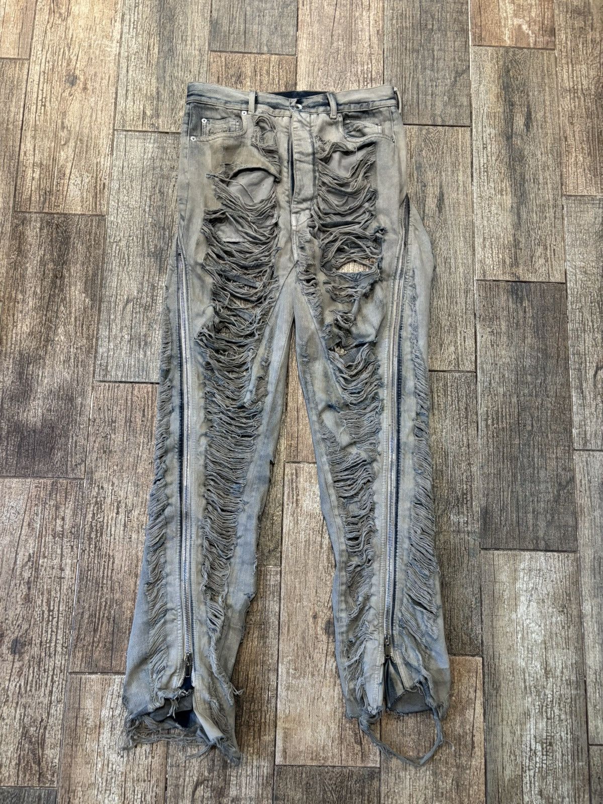 Slashed Banana Cut Zip Bolan