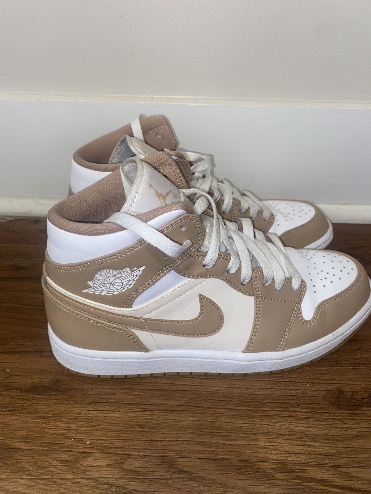 Jordan Brand Air Jordan 1s Mid Tan Gum Bottom Size US 8 / EU 41 - 3 Thumbnail