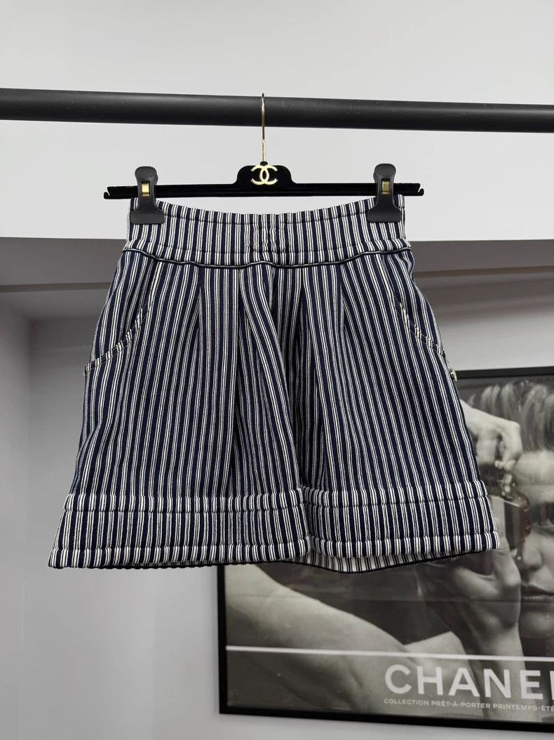 Chanel Chanel 25P black and white vertical striped skirt Size 42" / US 20 - 1 Thumbnail