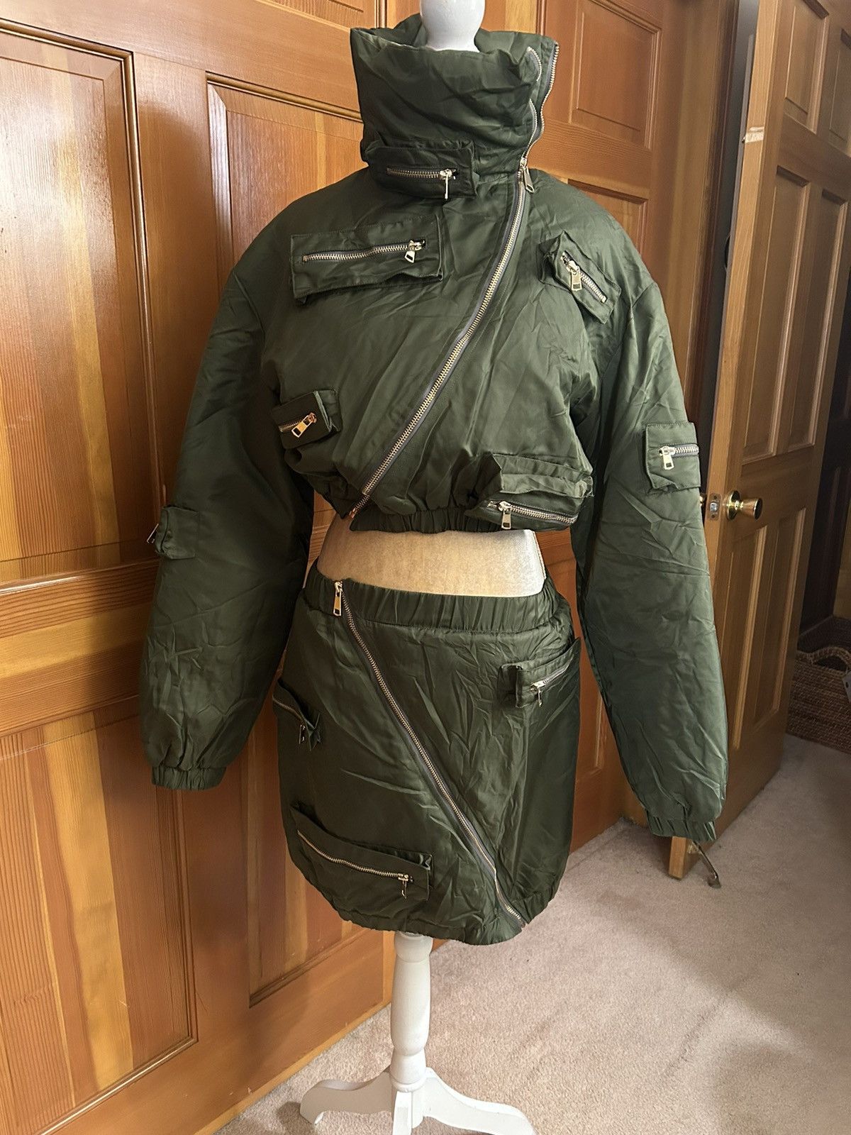 Designer × Other NWT, Lavishly Paris Army Green Two Piece Puffer Suit. Size M / US 6-8 / IT 42-44 - 6 Thumbnail