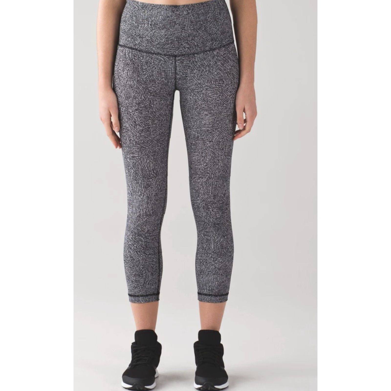 Lululemon **Lululemon Wunder Under Crop High Rise Legging Sz 6 Black & White** User: **Lululemon Wunder Under Crop High Rise 21” Legging Sz 6 Black & White** Size 28" / US 6 / IT 42 - 4 Thumbnail