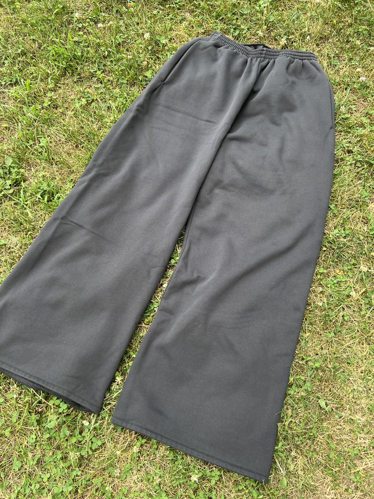 Balenciaga × Gap × Kanye West Yeezy Gap Balenciaga Sweatpants Black Size Small Size US 30 / EU 46 - 2 Thumbnail