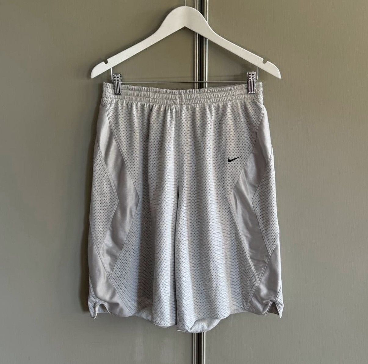 Nike Vintage Early 2000s Silver Accented Baggy Basketball Shorts Size US 32 / EU 48 - 3 Thumbnail