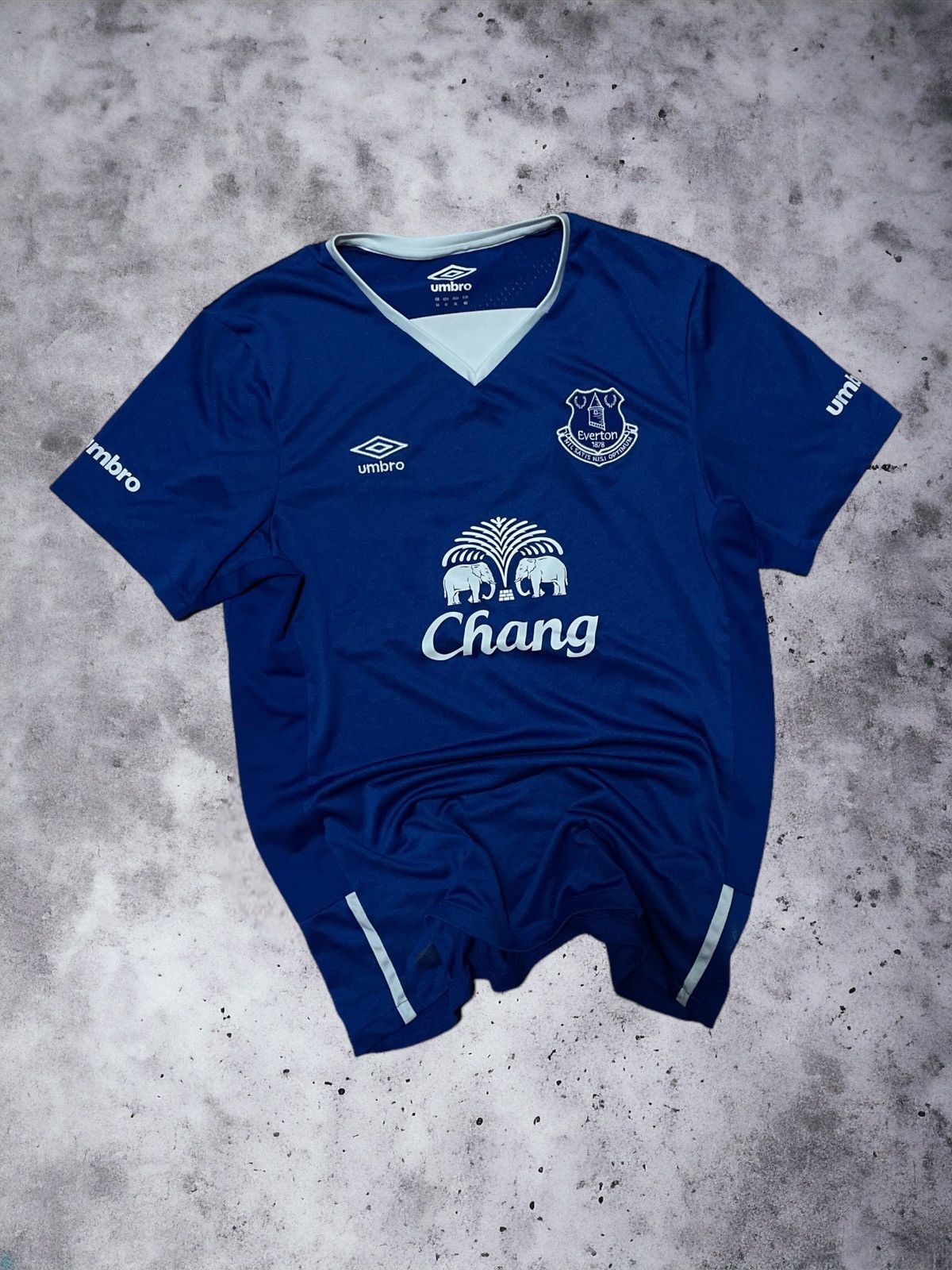 image of Soccer Jersey x Umbro Vintage Umbro Everton Chang T Shirt Soccer Football Jersey in Blue (Size Smal