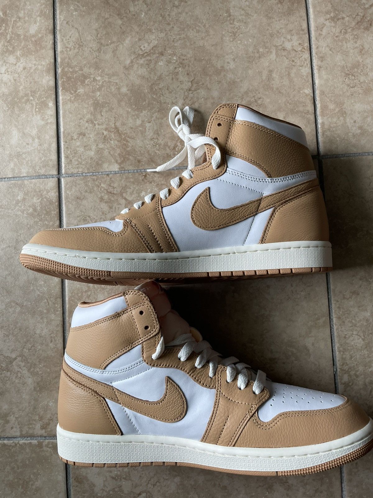 Jordan Brand WMNS AIR JORDAN 1 RETRO HI OG/RALINE Size US 12 / EU 45 - 2 Thumbnail