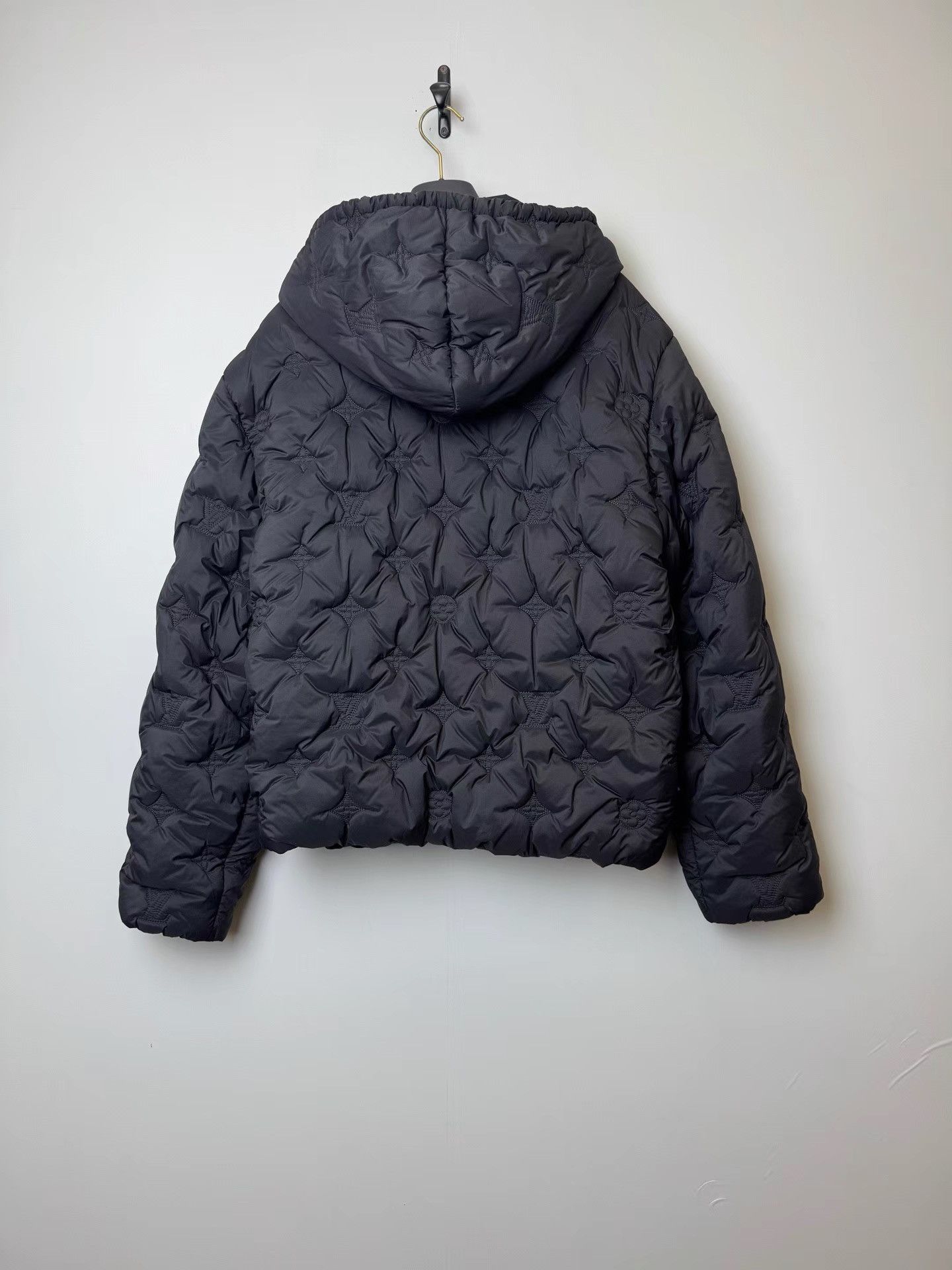 Louis Vuitton Louis Vuitton 25FW Black Embossed Logo Down Jacket K36 Size US M / EU 48-50 / 2 - 2 Thumbnail