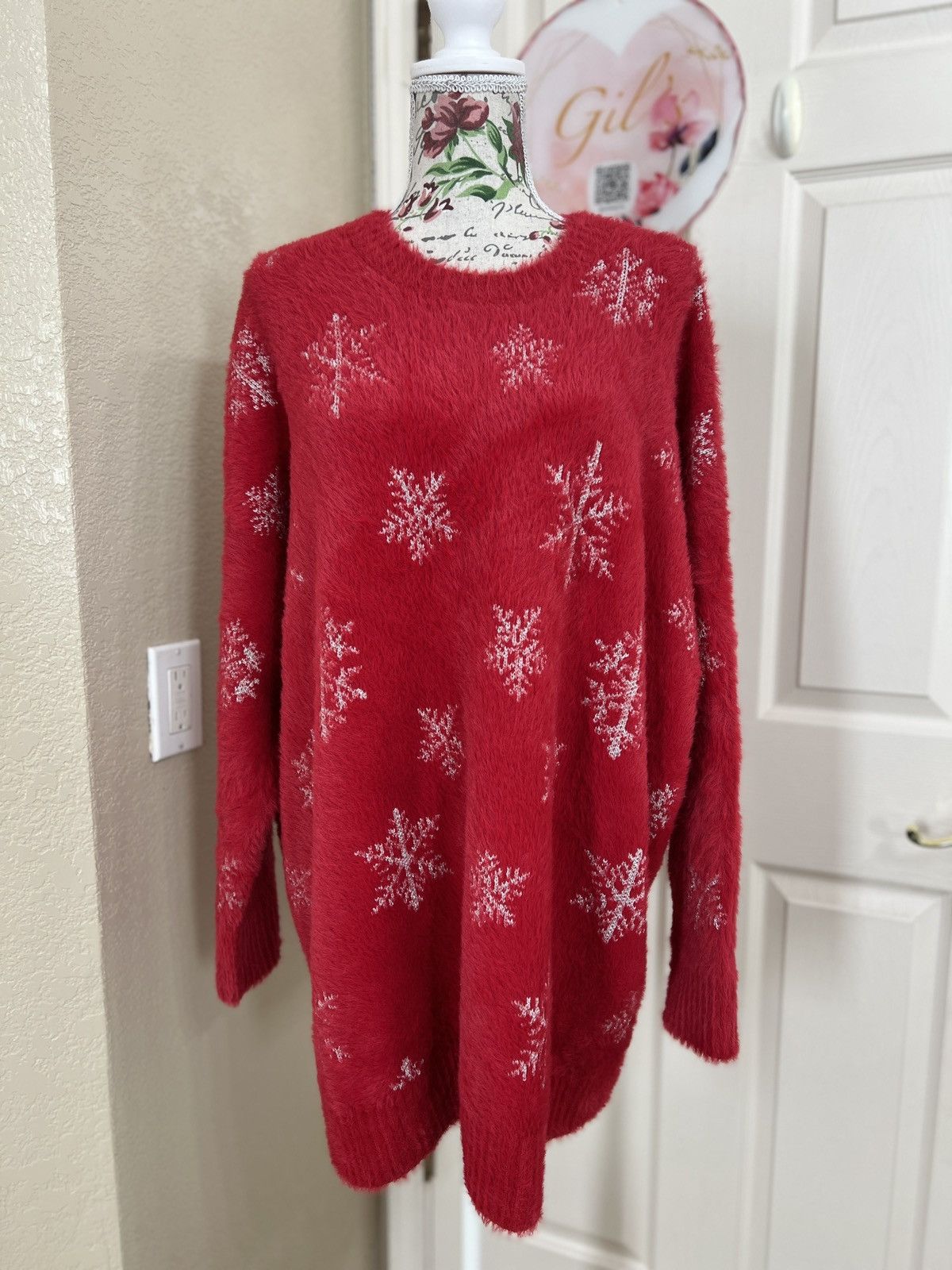 Torrid Torrid red fuzzy snowflake crewneck sweater size 3X Size 3XL / US 20-22 - 2 Thumbnail