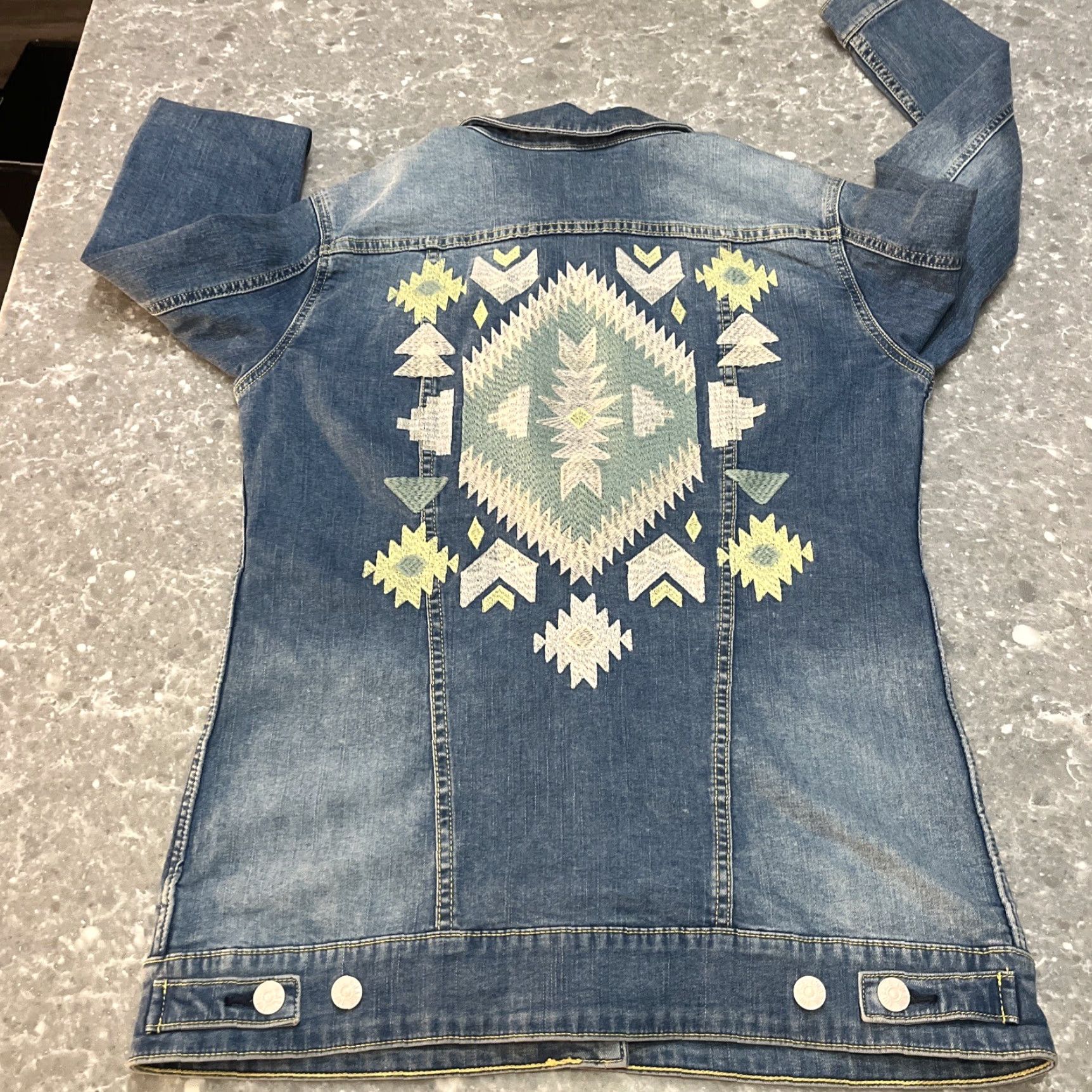 Vintage VINTAGE LuLaRoe Jaxon Aztec Denim Jacket M Women's Jacket Short Blue Aztec Bohemian Southwestern Festival EUC Size M / US 6-8 / IT 42-44 - 7 Thumbnail