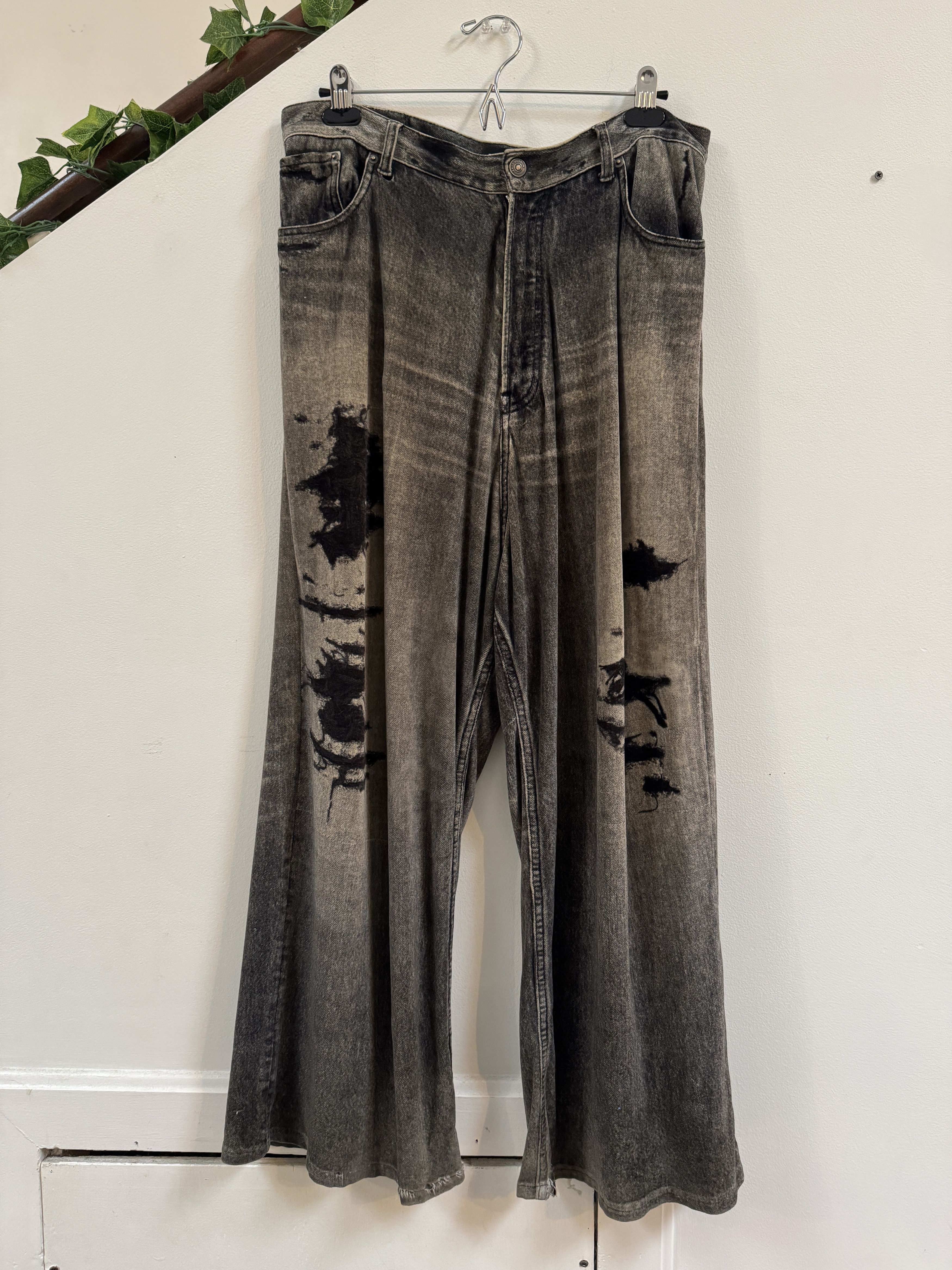 Balenciaga Balenciaga Trompe L'oeil Distressed Sweatpants Size US 32 / EU 48 - 1 Thumbnail