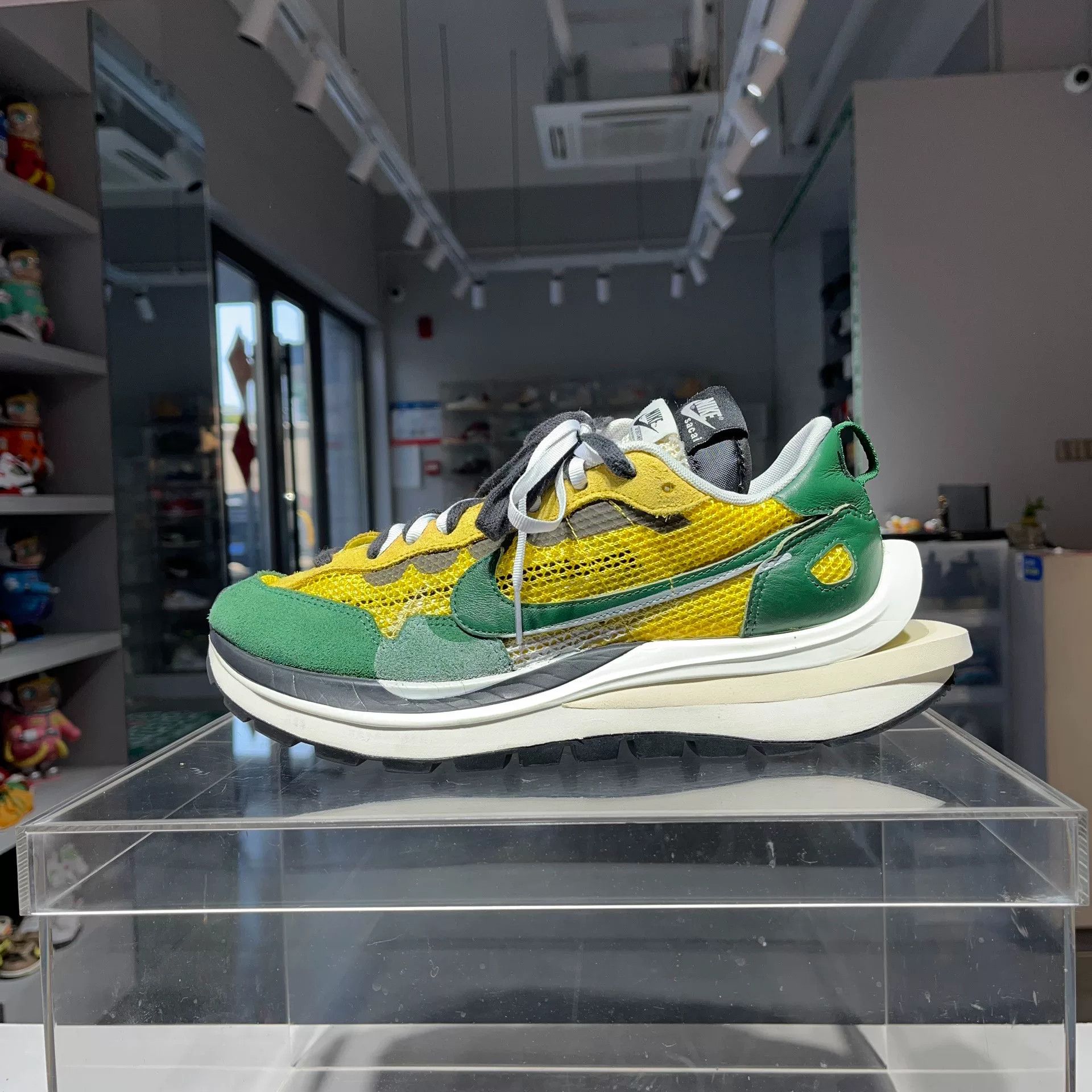 Sacai Sacai Yellow Lowtop Sneakers 11 Men Size US 11 / EU 44 - 1 Thumbnail