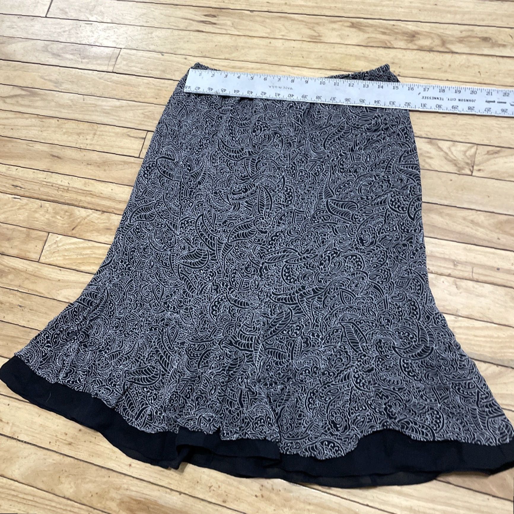 Vintage VINTAGE Allison Taylor Women’s Silk Skirt Pull On Black Light Gray Floral Long 90s Bohemian Silk Lined Asymmetric Casual Womens Size 36" / US 14 / IT 50 - 6 Thumbnail