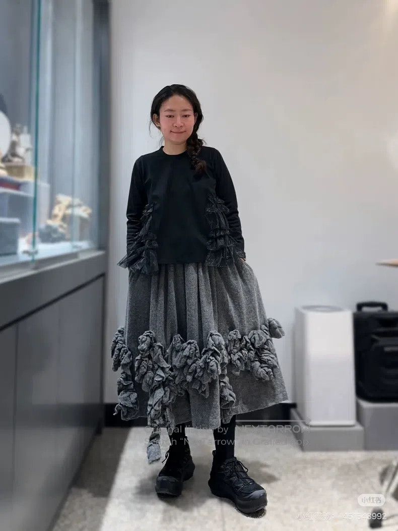 Comme Des Garcons size XS Gray boucle rose skirt