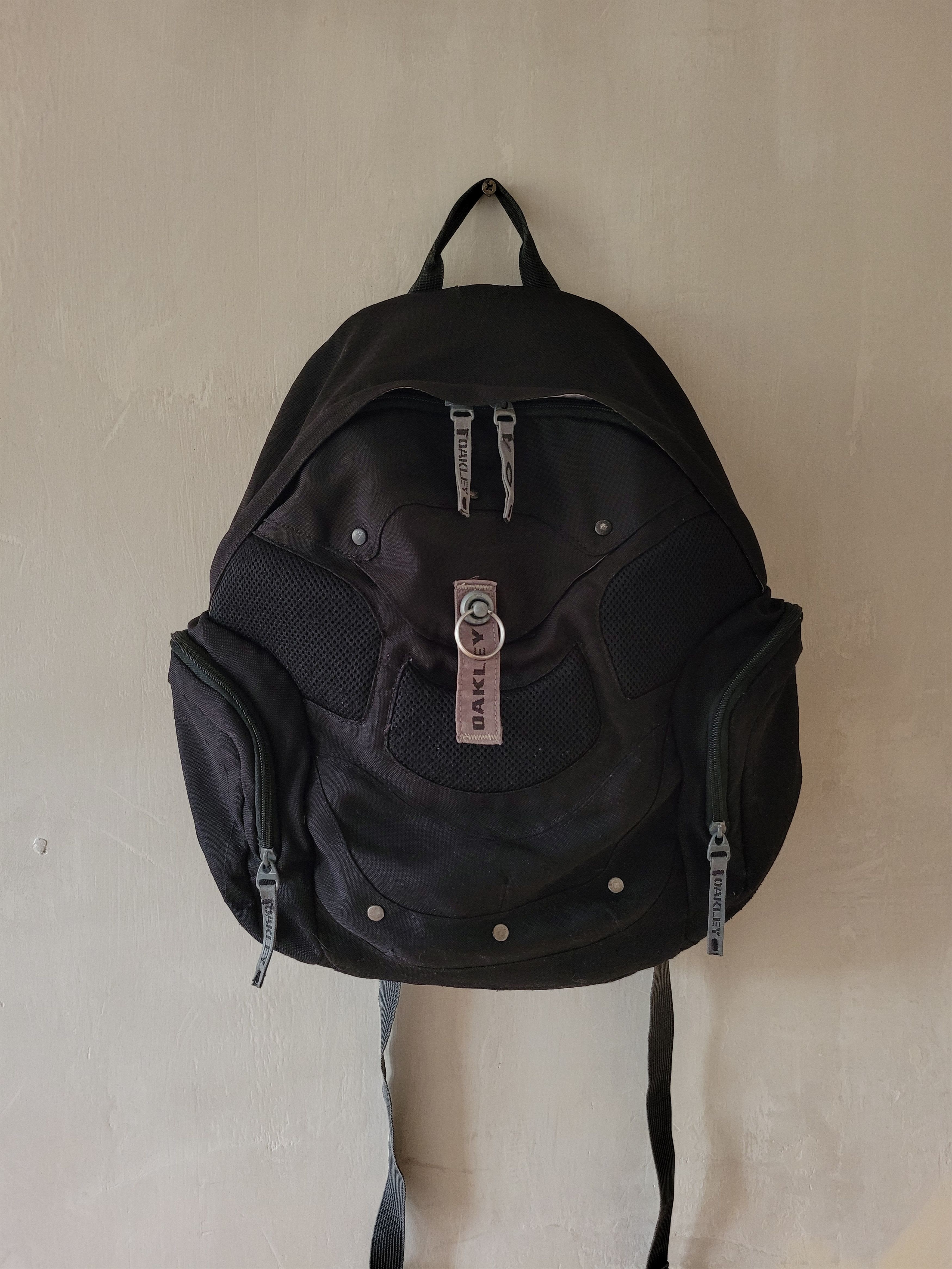 Oakley × Streetwear × Vintage Oakley sling bag Y2k gorpcore | Grailed