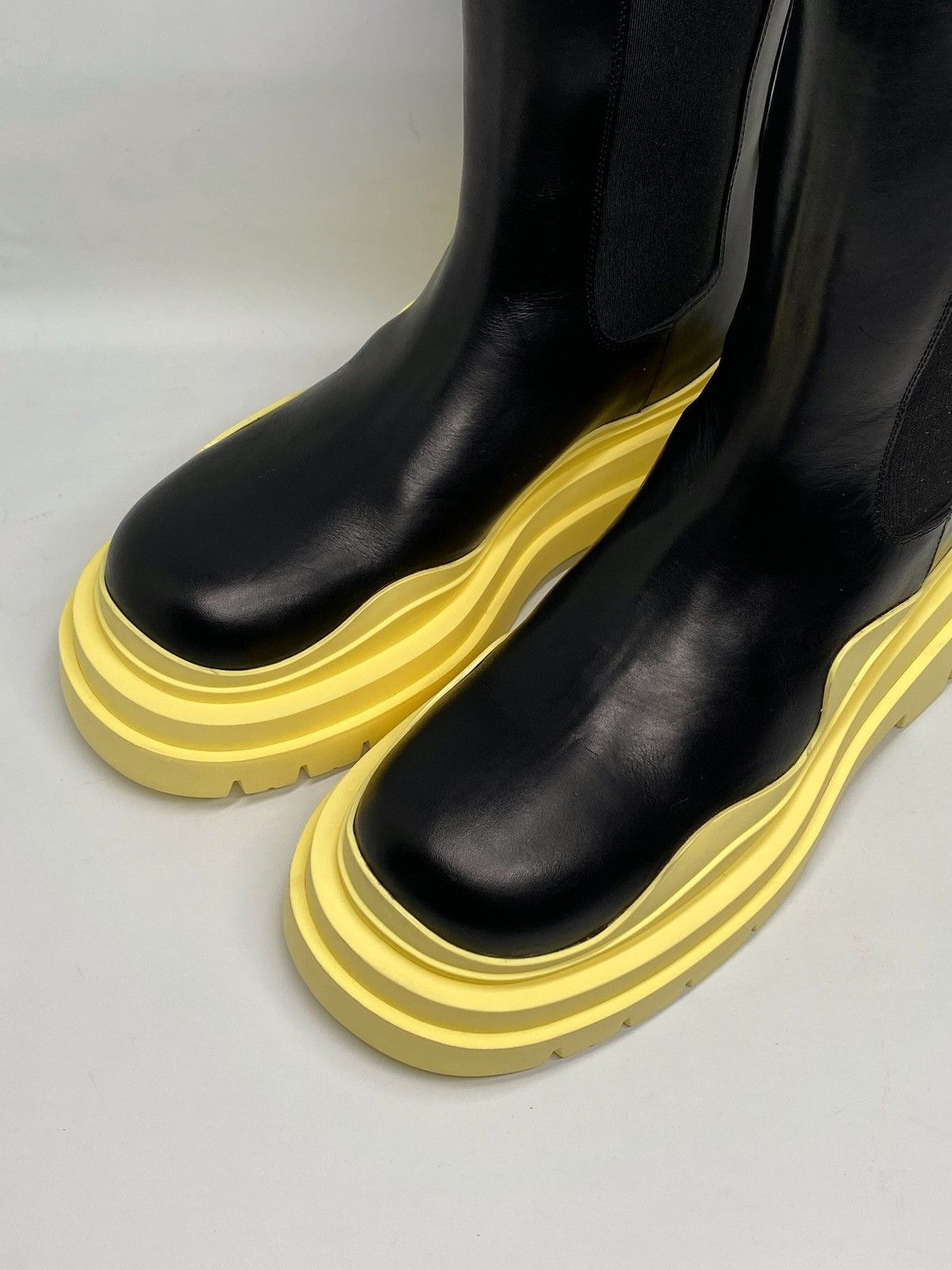 Bottega Veneta Bottega Veneta Leather Tire Chelsea Boots size 37 Size US 7 / IT 37 - 5 Thumbnail