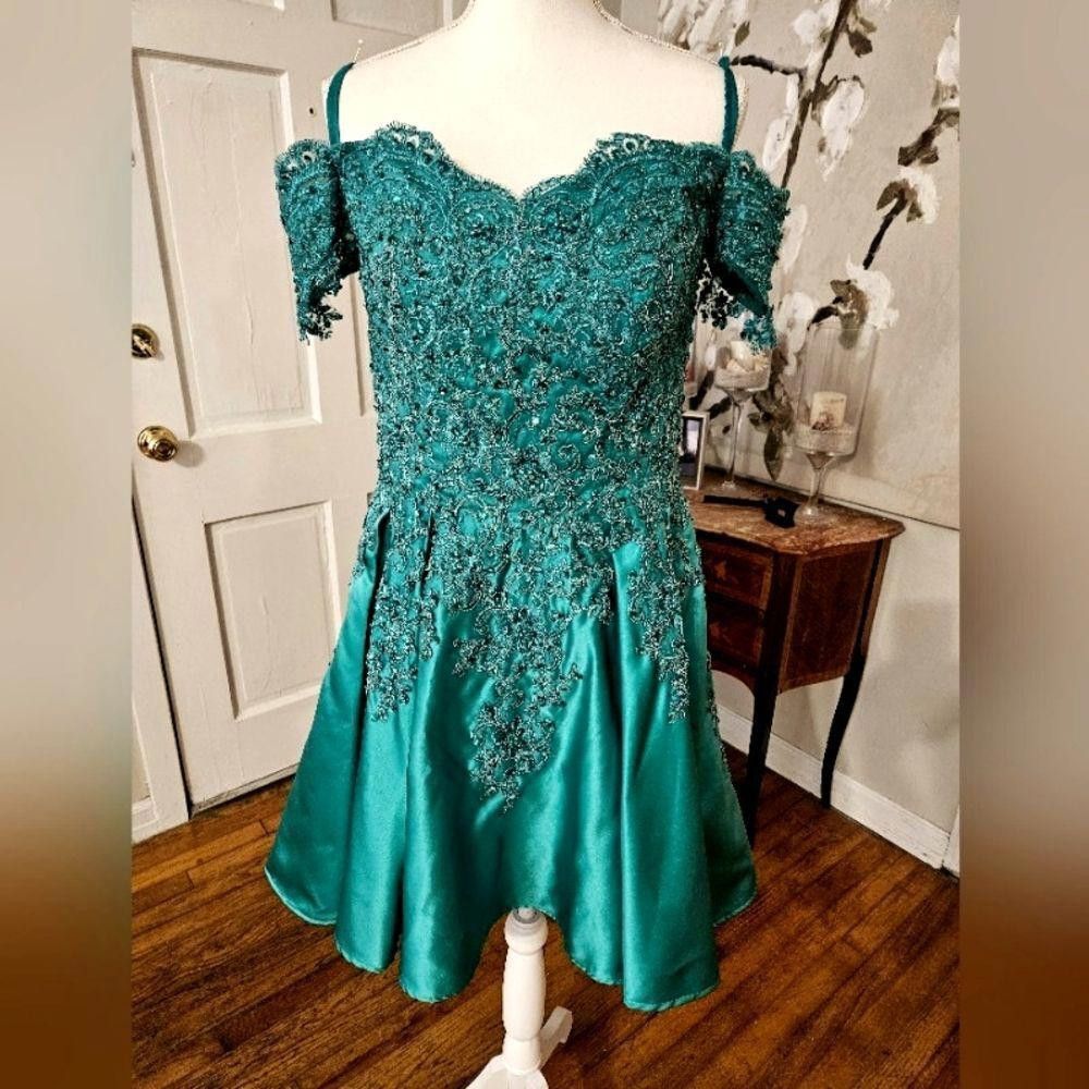 Designer Kikiprom Elegant Green Lace Off-Shoulder Dress Size L / US 10 / IT 46 - 2 Thumbnail