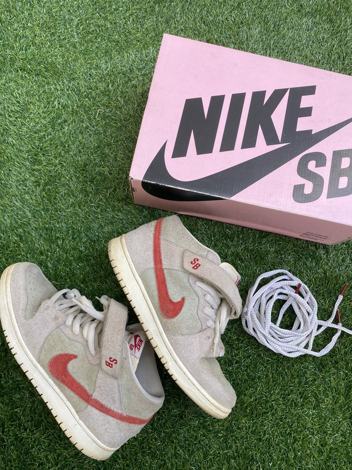 Nike Dunk SB mid White Widow Size US 9.5 / EU 42-43 - 1 Thumbnail