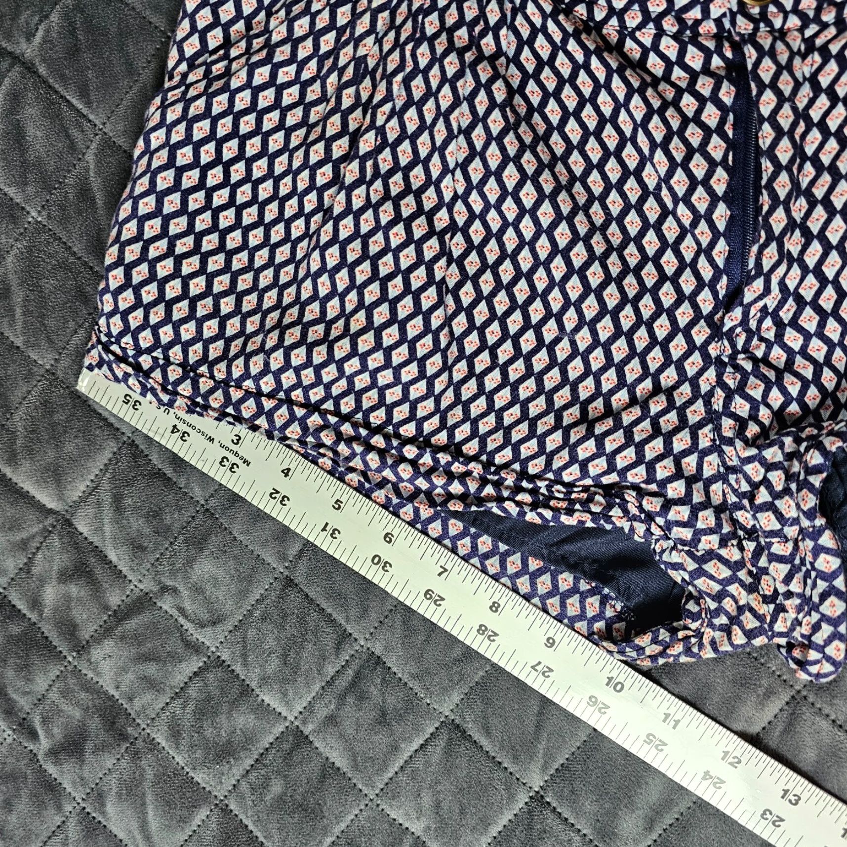 Forever 21 Forever 21 Shorts Bermuda Womens 26 Blue Casual Flat Front Geometric Pocket Zip Button Cotton Blend Size 42" / US 20 - 5 Thumbnail