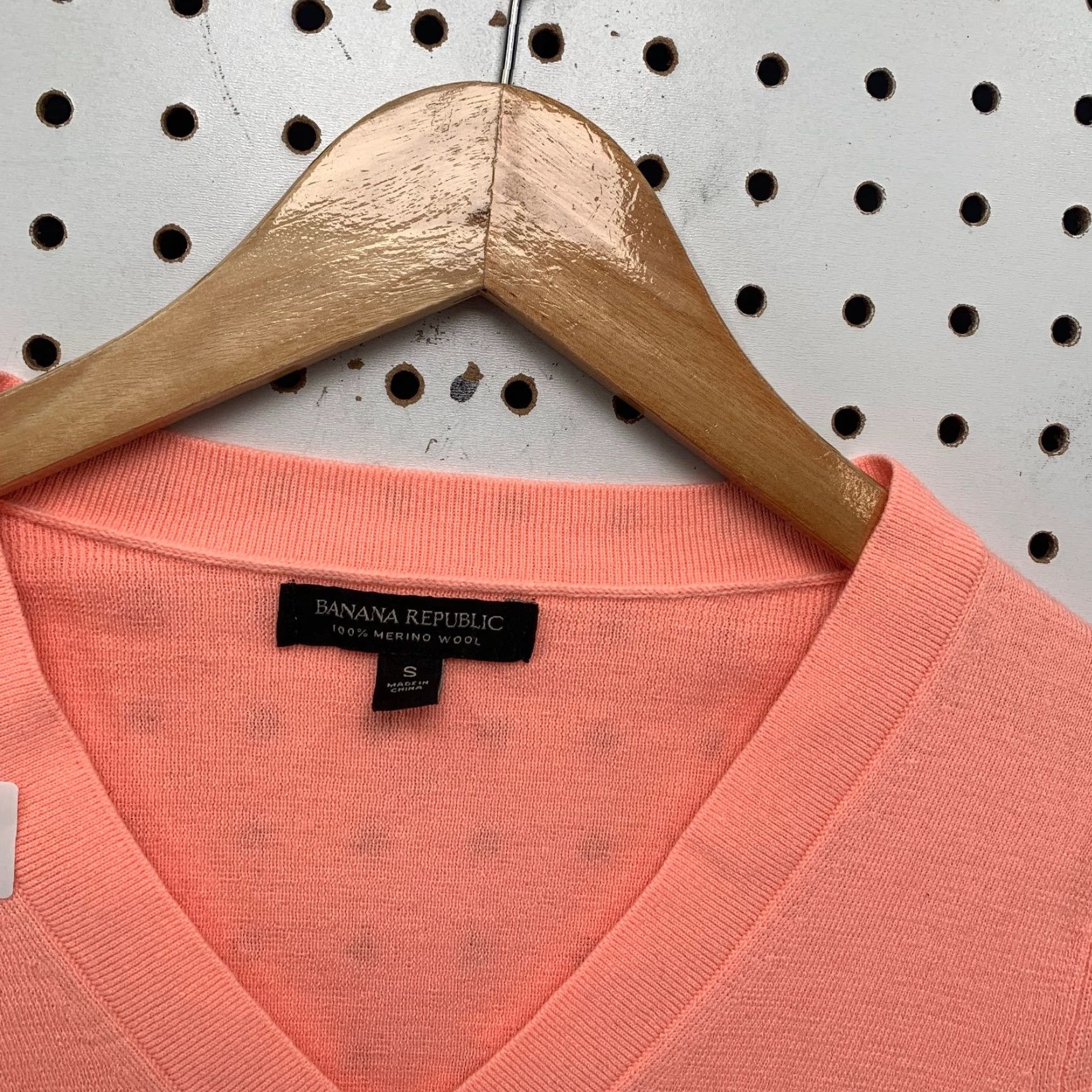 Banana Republic Banana Republic 100% Merino Wool Sweater Womens Small Pink V Neck Lightweight Pullover Sweater Size S / US 4 / IT 40 - 3 Thumbnail
