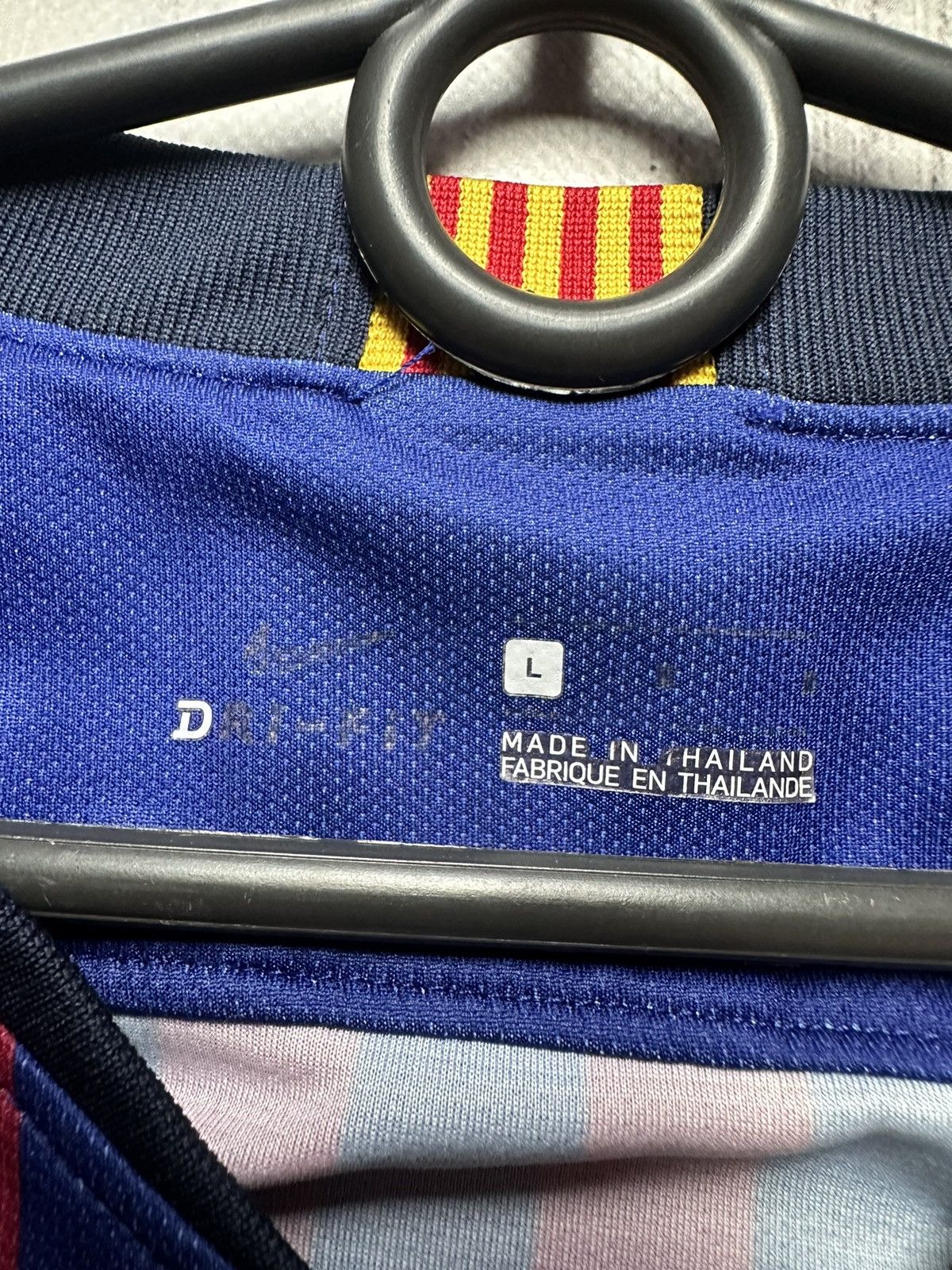 Nike × Vintage Vintage Nike Barcelona 10 Messi soccer jersey size L Size US L / EU 52-54 / 3 - 6 Thumbnail