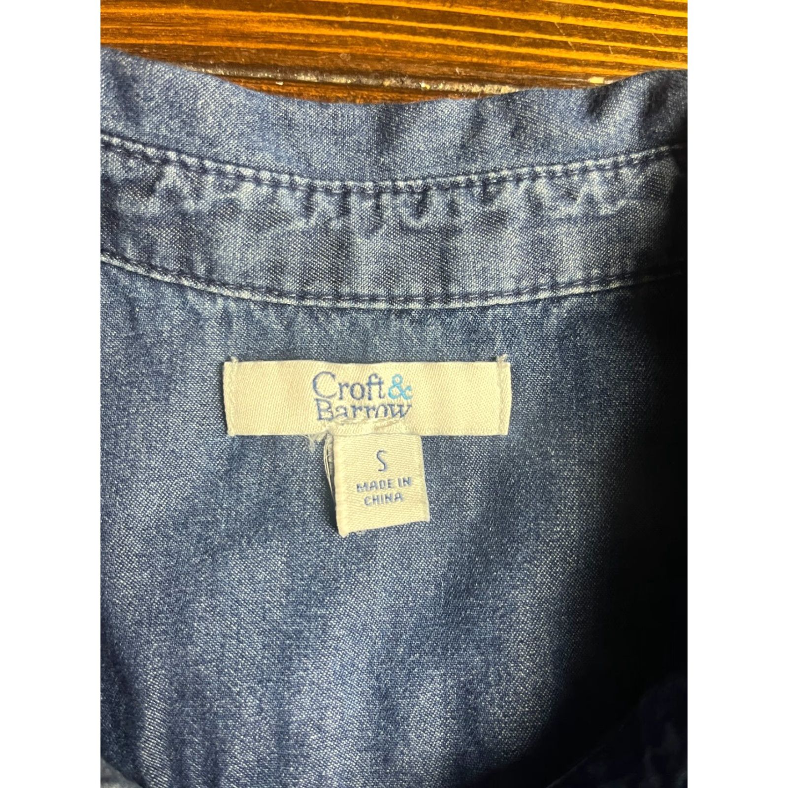 Croft & Barrow Croft & Barrow Shirt Women's Size Small Blue Chambray Button Up Size S / US 4 / IT 40 - 5 Thumbnail