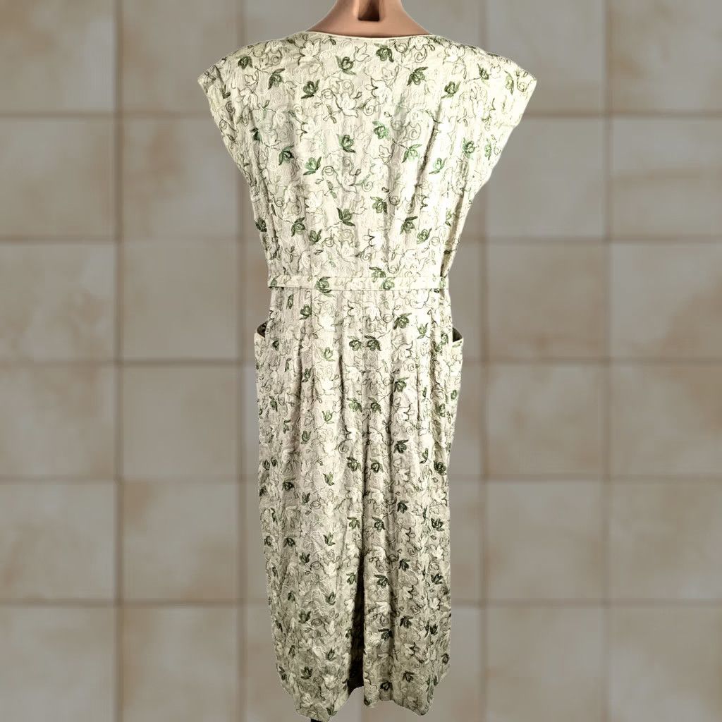 Vintage VINTAGE Blakely Fashions Dress S/M Floral Embroidered Bow Ivory Day Dress Wiggle/Pencil 60s 50s Green Cotton Blend Mod/GoGo Mens Womens Size S / US 4 / IT 40 - 1 Thumbnail