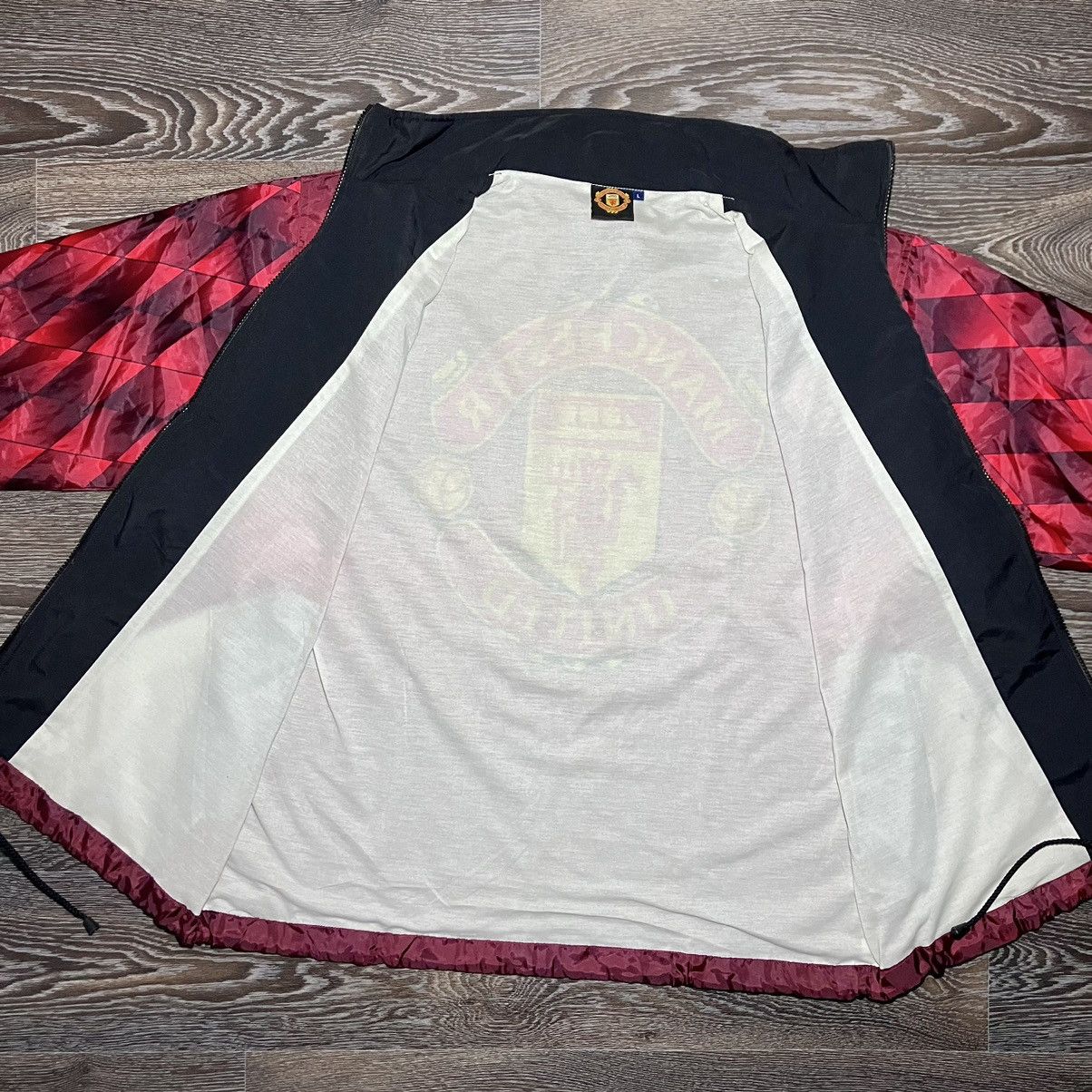 Vintage MANCHESTER UNITED FC Emblem Monogram Gradient Nylon Jacket Size US XL / EU 56 / 4 - 7 Thumbnail