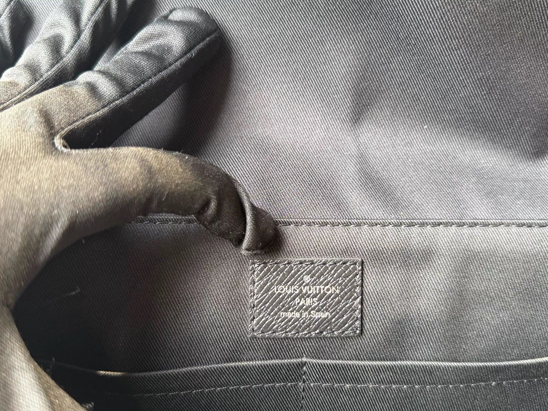 Louis Vuitton Lv Black Monogram Single-Button Messenger Bag K36 Size ONE SIZE - 6 Thumbnail