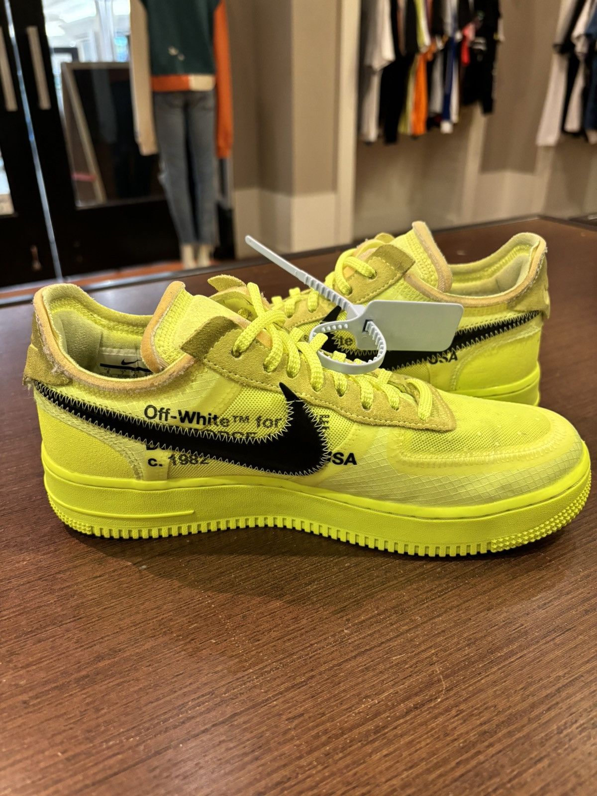 Nike × Off-White Nike Off-White Air Force 1 Low ‘Volt’ Size US 8 / EU 41 - 4 Thumbnail