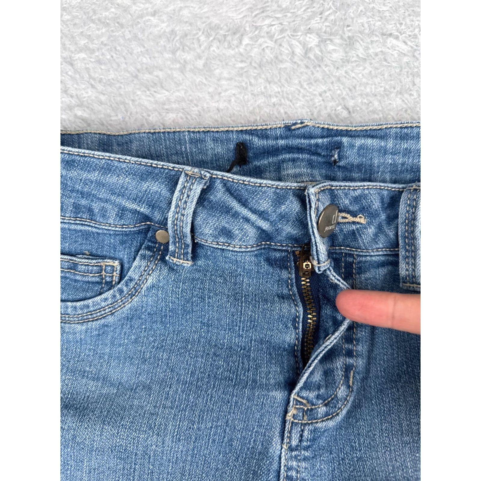 Vintage D.Jeans Jeans Womens 4 Blue Denim Capri Mid Rise Cotton Blend Embroidered 26x18 - Capri Jeans Womens Blue Denim 4 Mid Rise Embroidered Cotton Blend Size 27" / US 4 / IT 40 - 5 Thumbnail