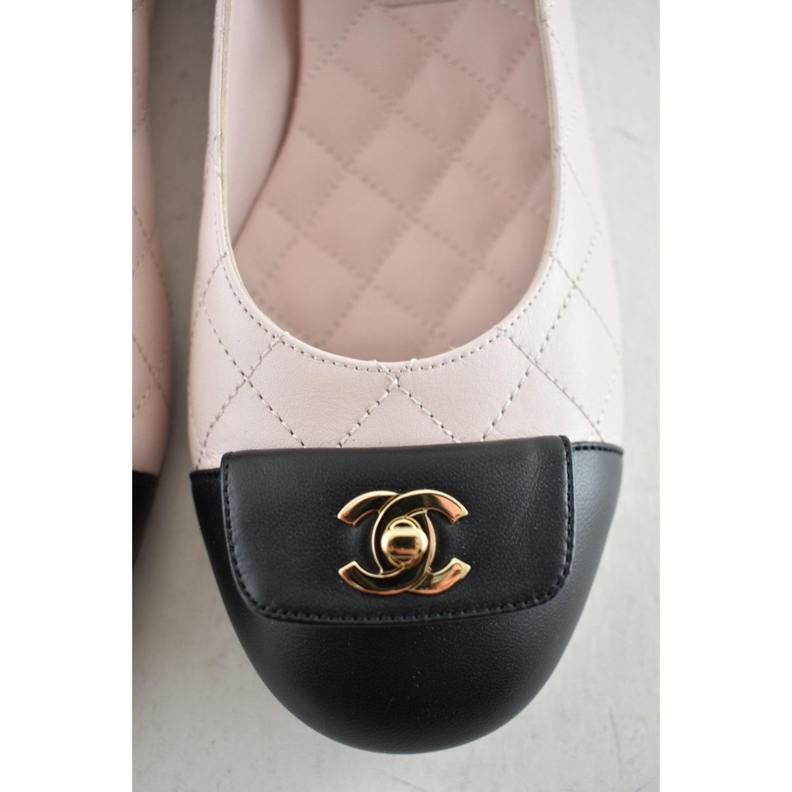 Chanel Chanel 24B Black Turnlock Gold CC Quilted Ballet Flat 38 Size US 8 / IT 38 - 7 Thumbnail