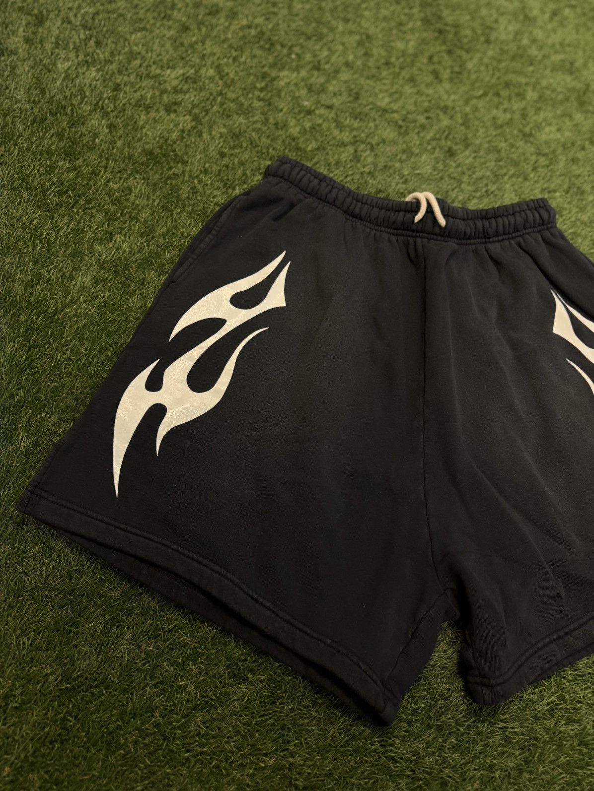HELLSTAR Hellstar Flame Shorts Black White Size XL (NEW) Size US 34 / EU 50 - 3 Thumbnail