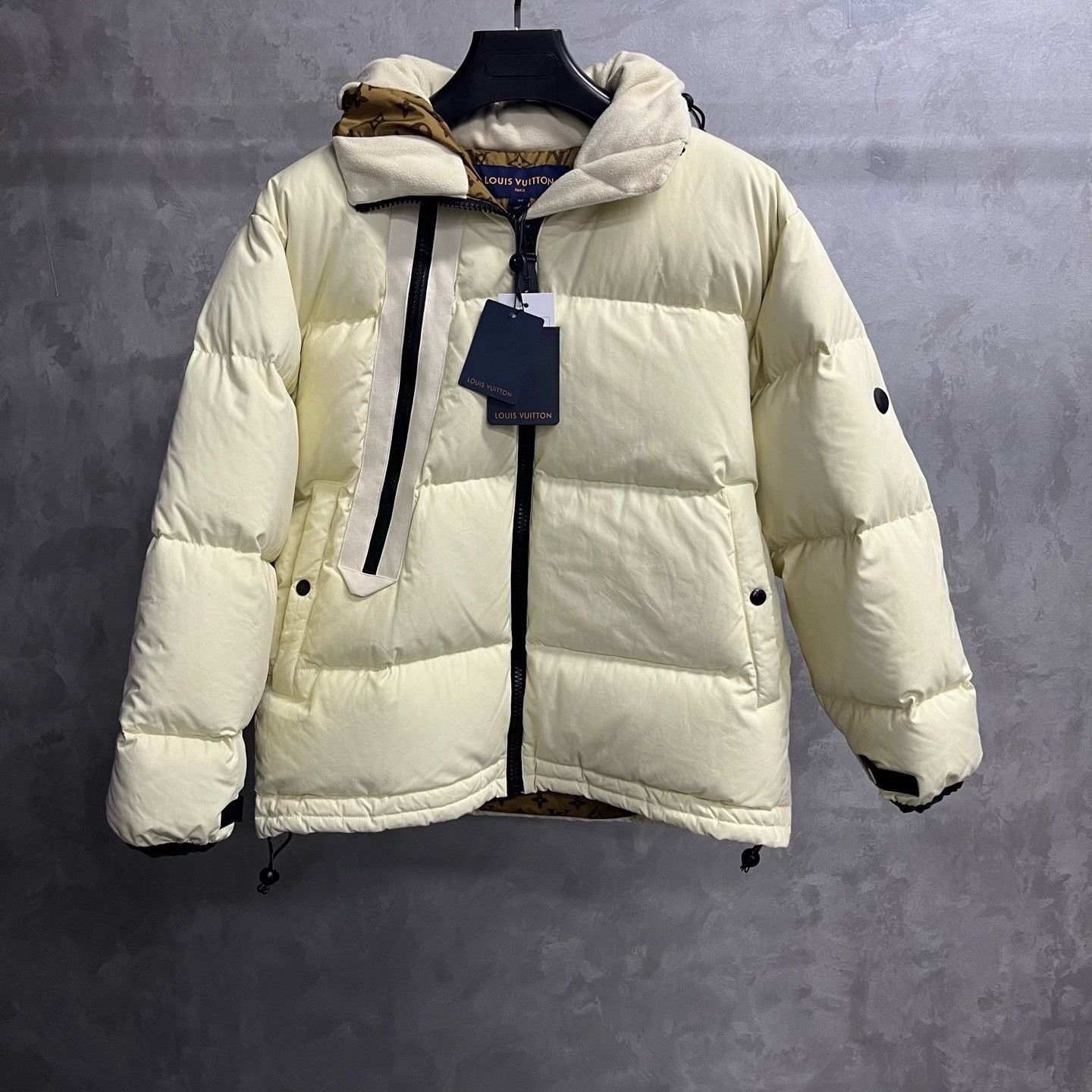 Louis Vuitton Louis Vuitton Retro Graphic White Down Jacket XS Women Size XS / US 0-2 / IT 36-38 - 1 Thumbnail